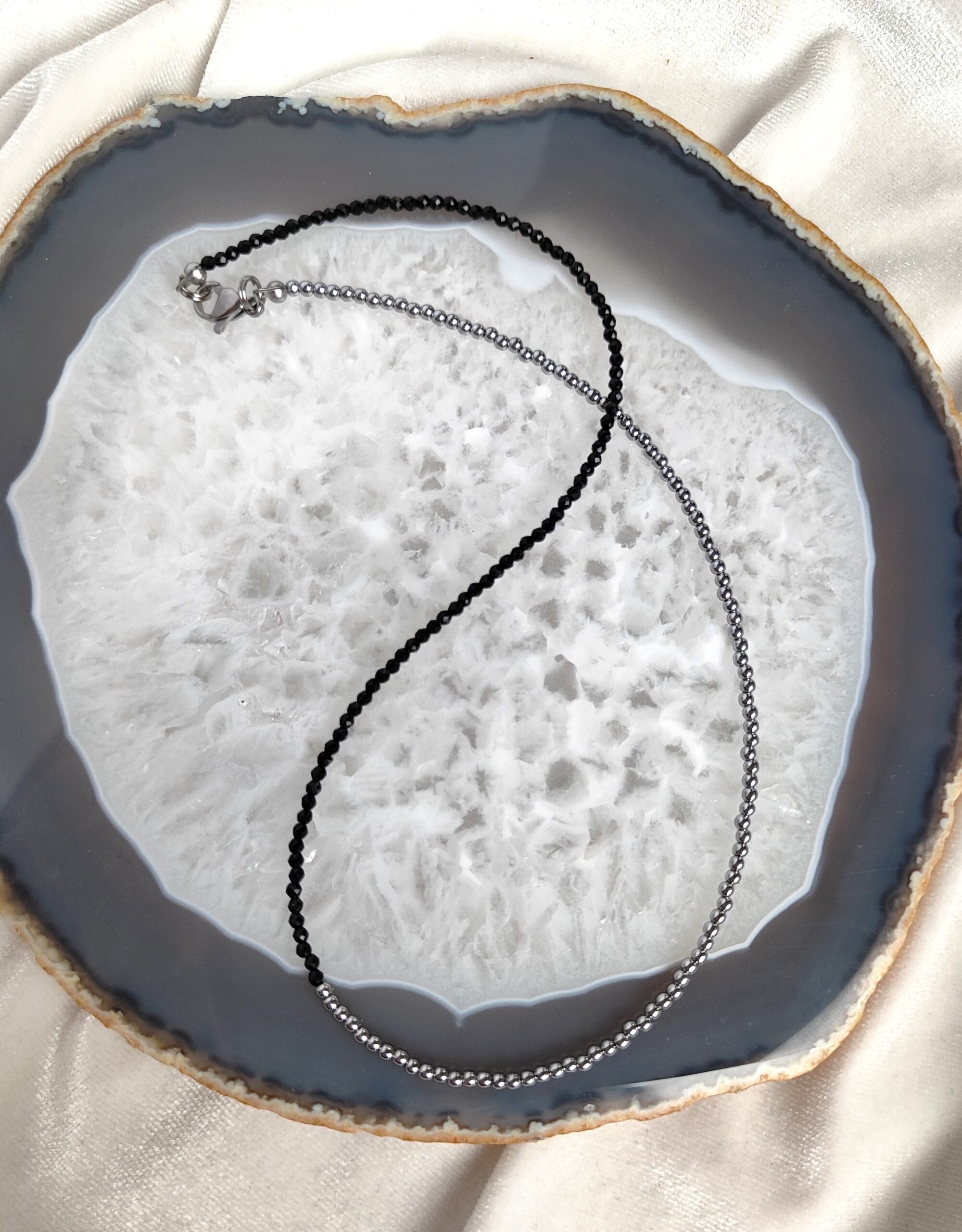 Juodos ir sidabro spalvos vėrinys