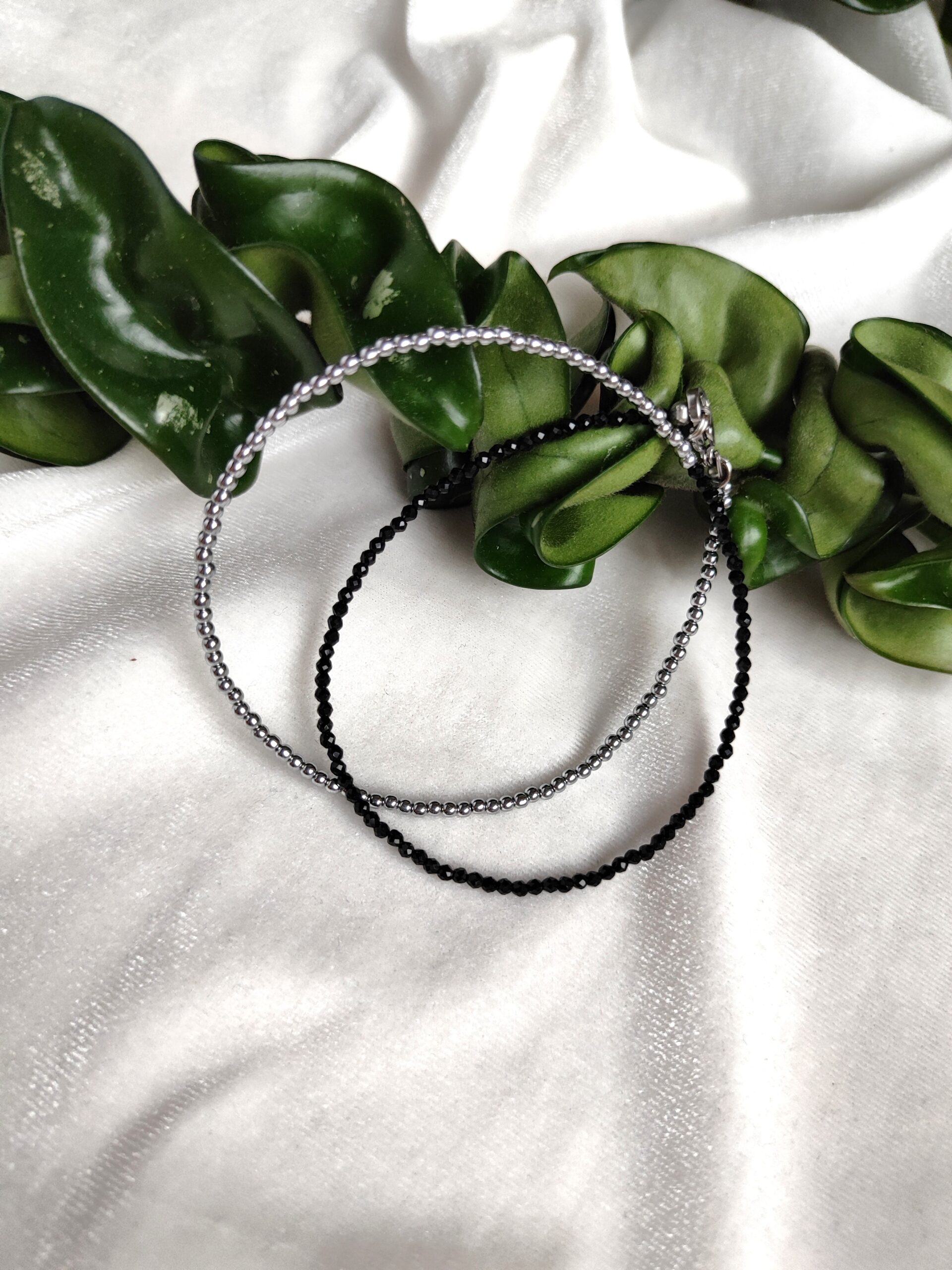 Juodos ir sidabro spalvos vėrinys