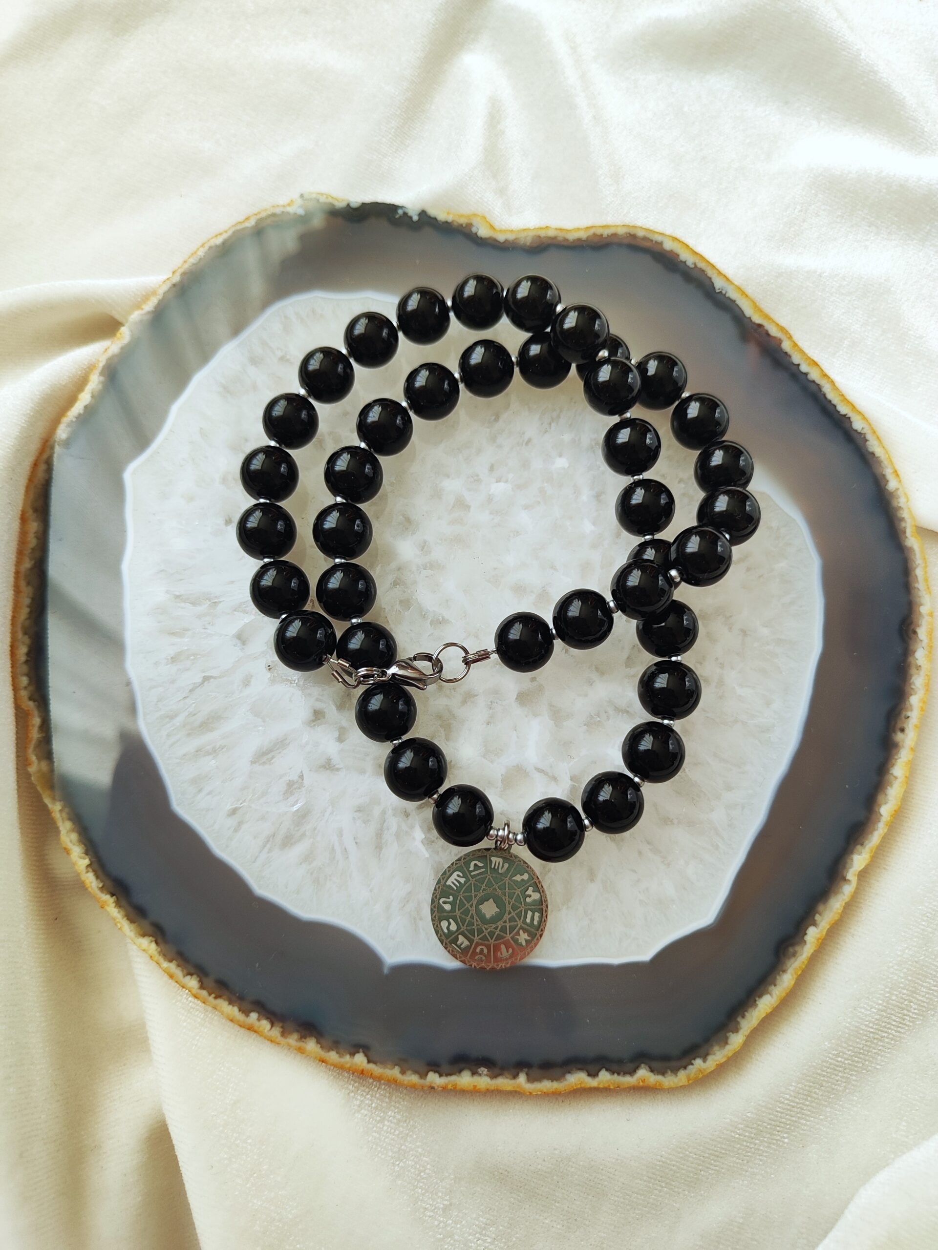 Onikso vėrinys su zodiako ženklų pakabuku