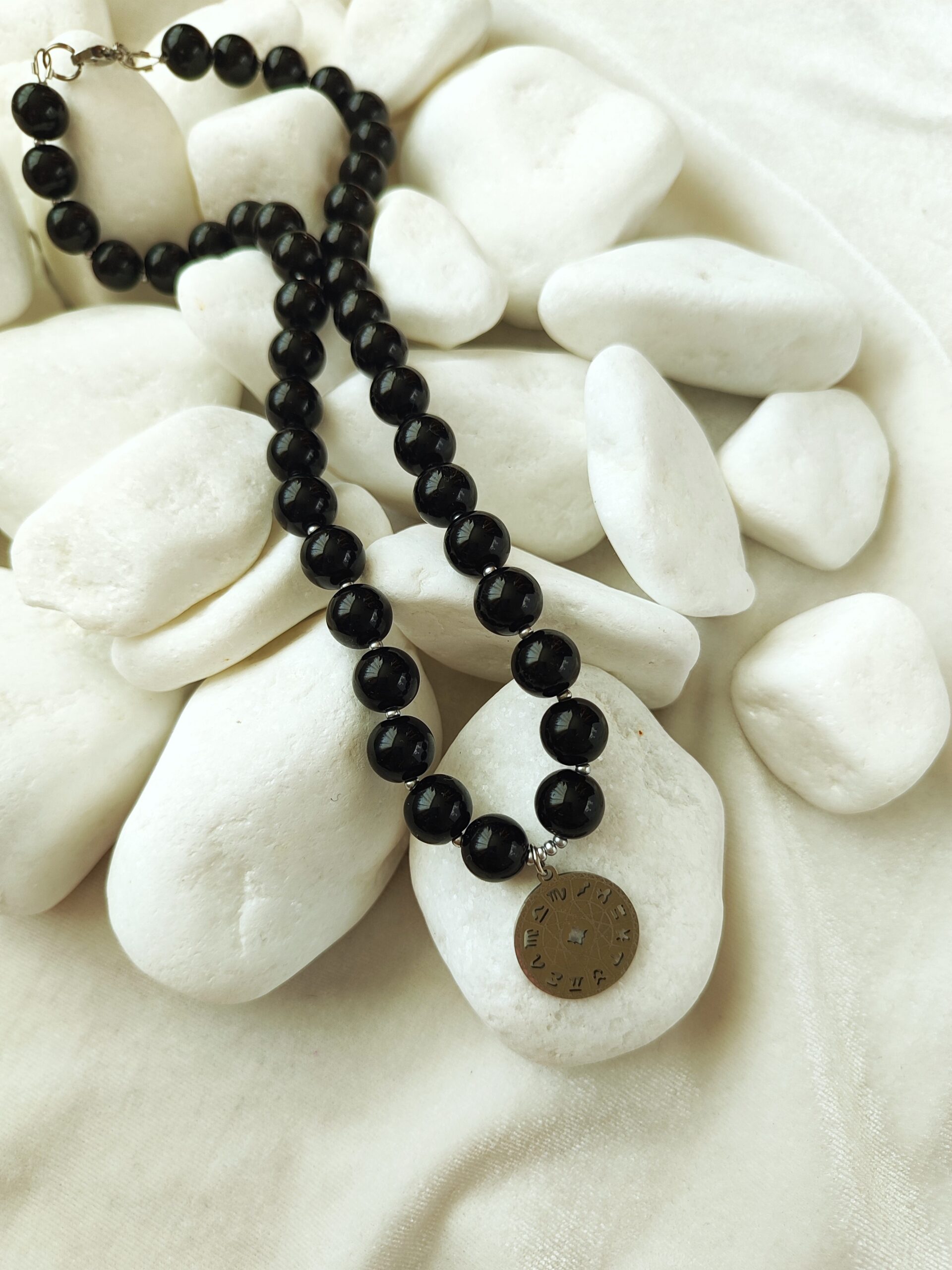 Onikso vėrinys su zodiako ženklų pakabuku