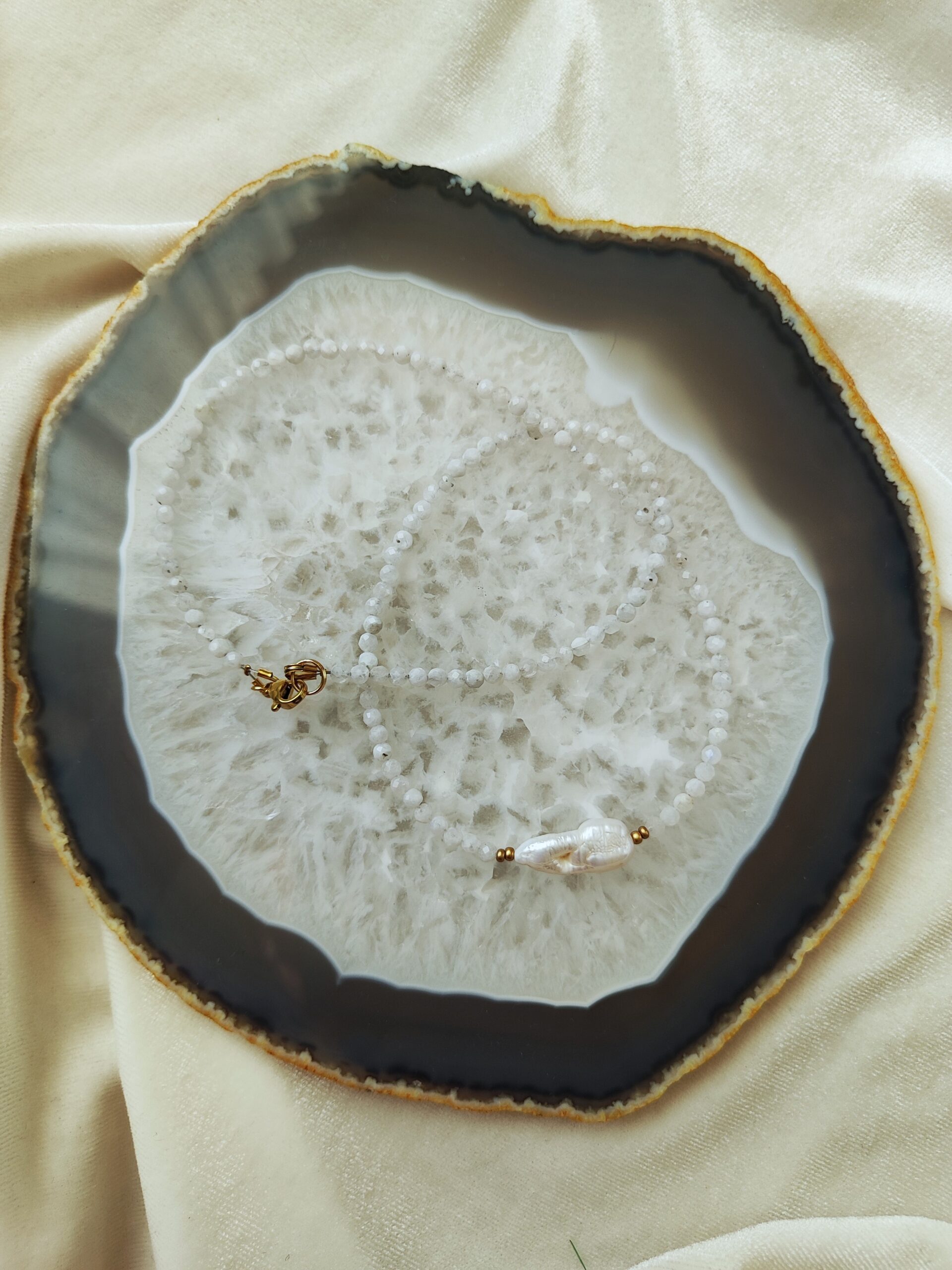 Mėnulio akmens vėrinys su upiniu perlu