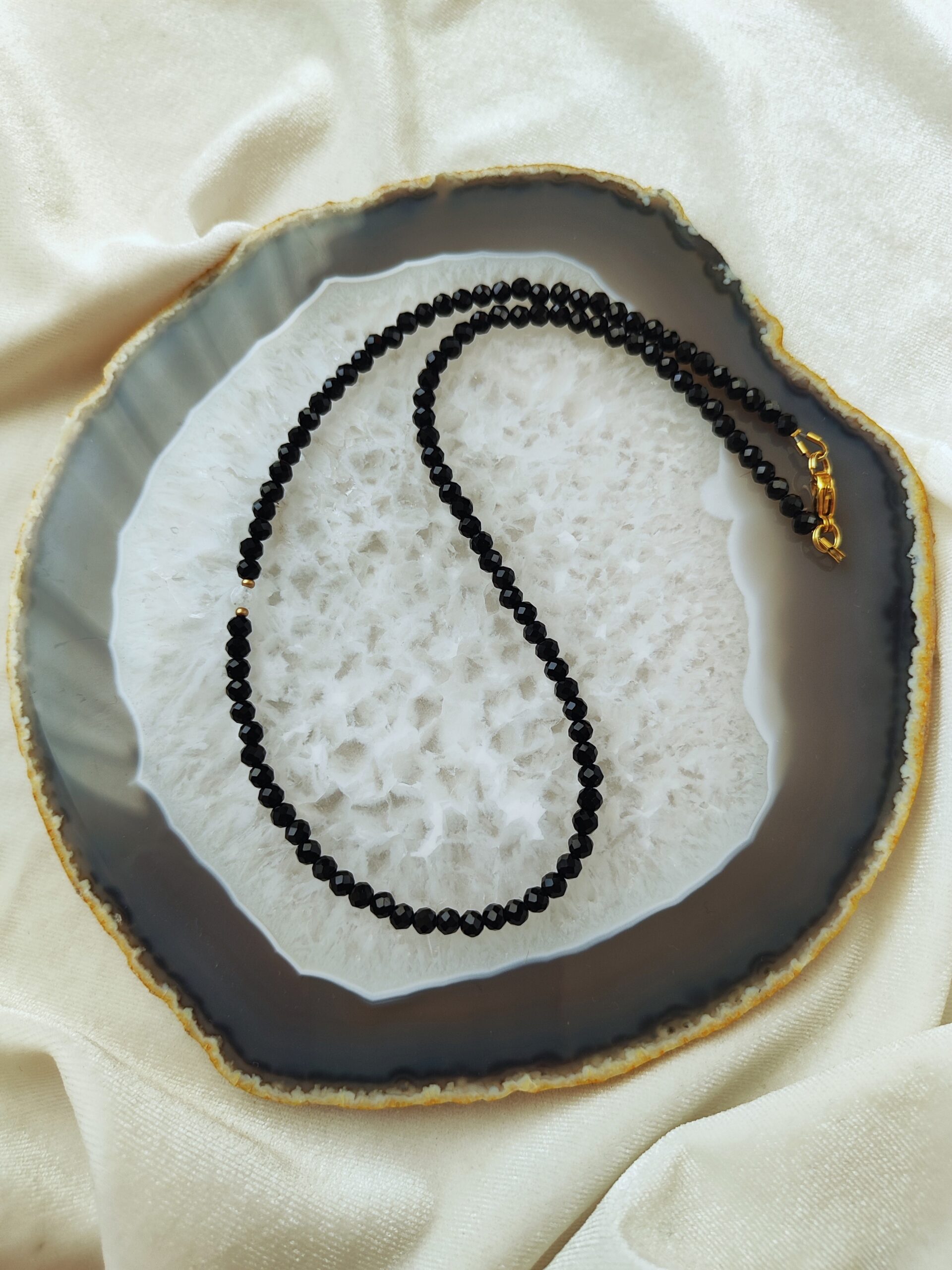 Juodo špinelio vėrinys