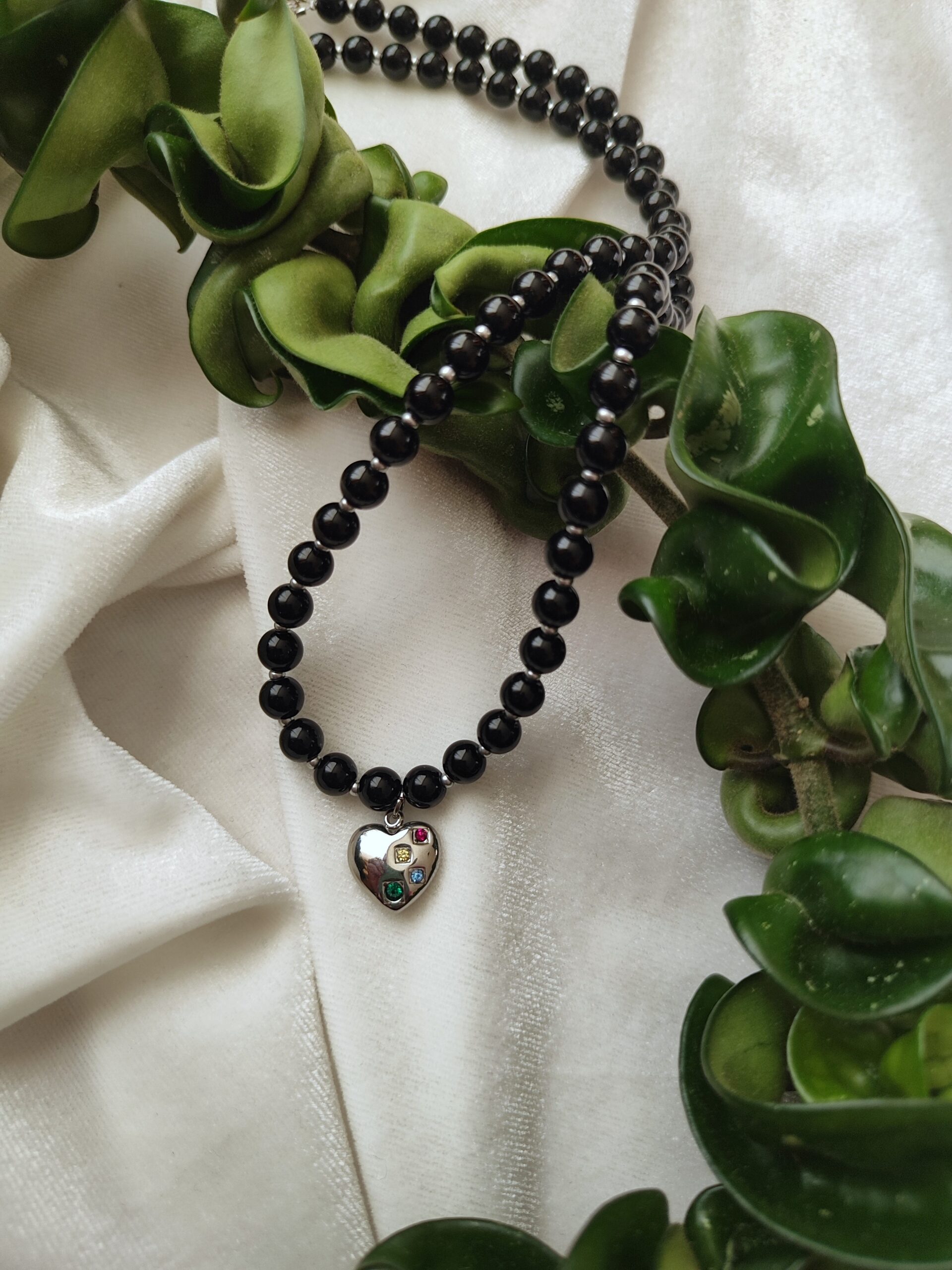 Onikso vėrinys su širdelės formos pakabuku