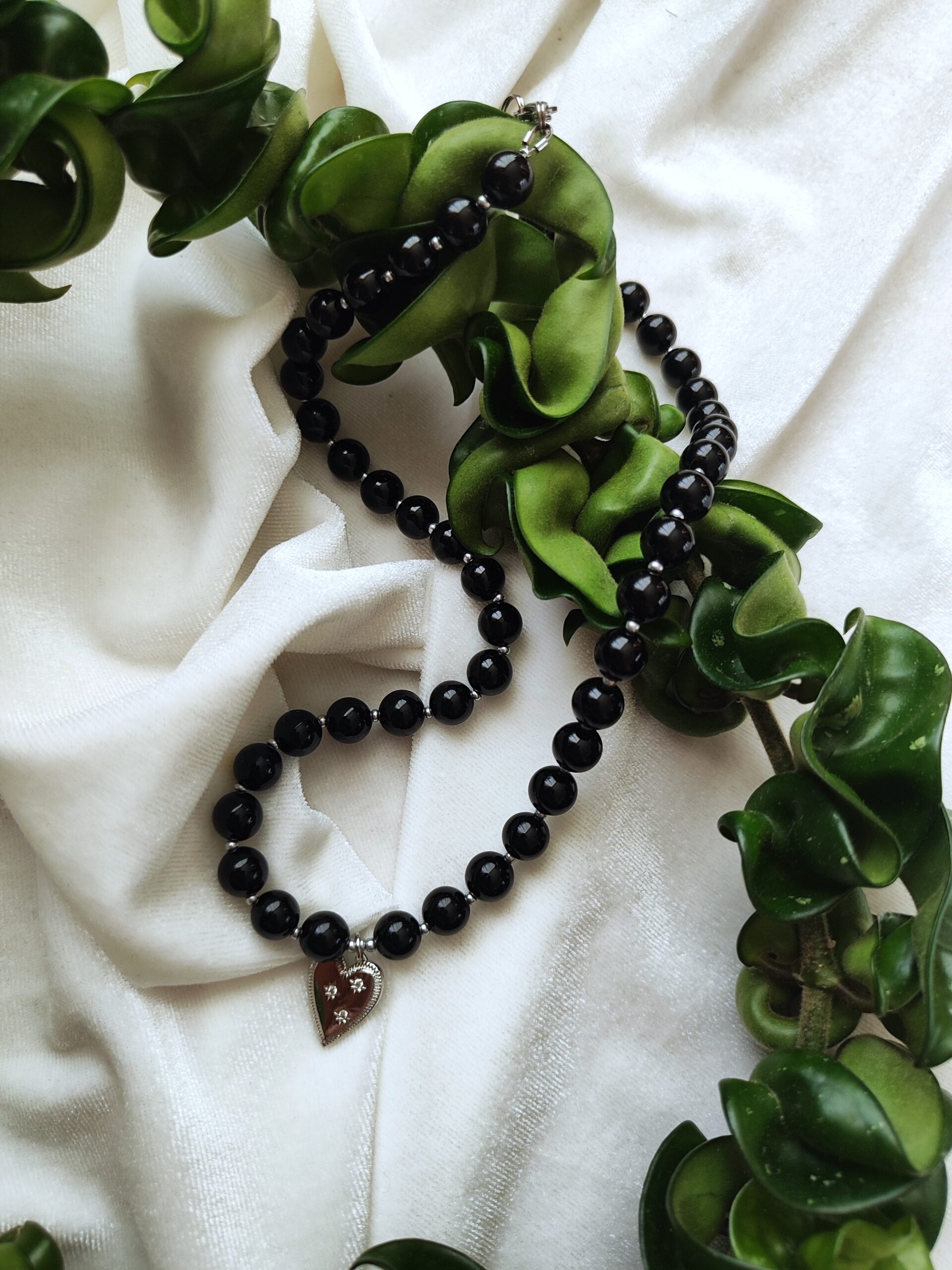 Juodas vėrinys su pakabuku