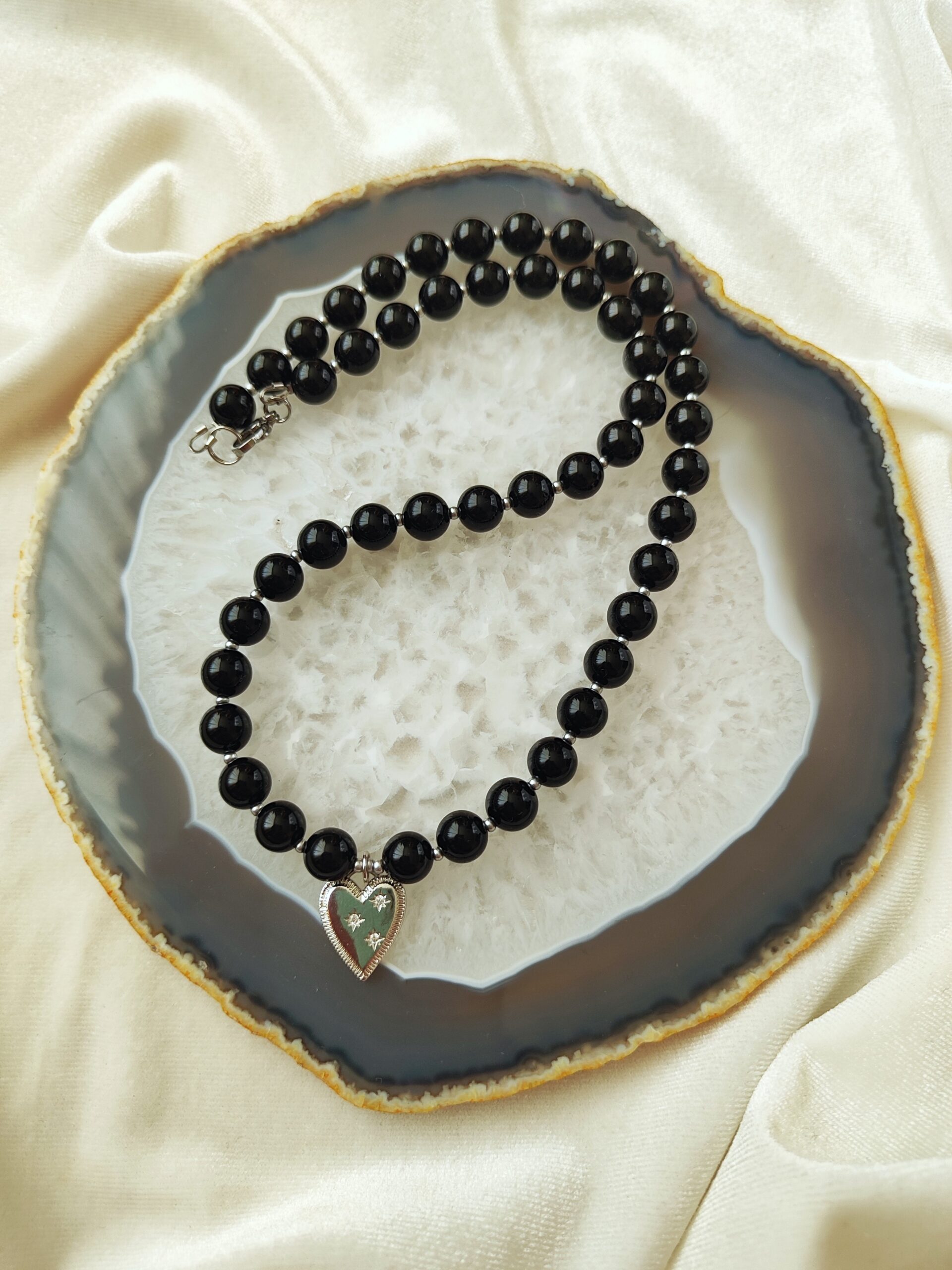 Juodas vėrinys su pakabuku