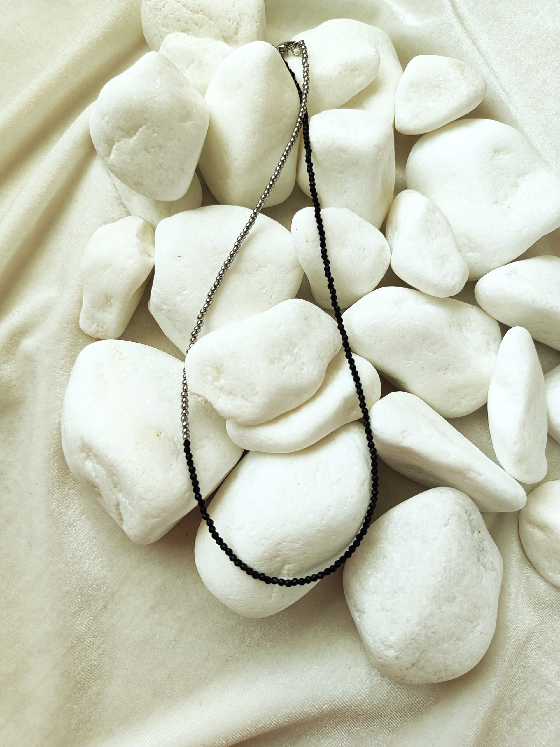 Smulkus stiklo ir špinelio vėrinys