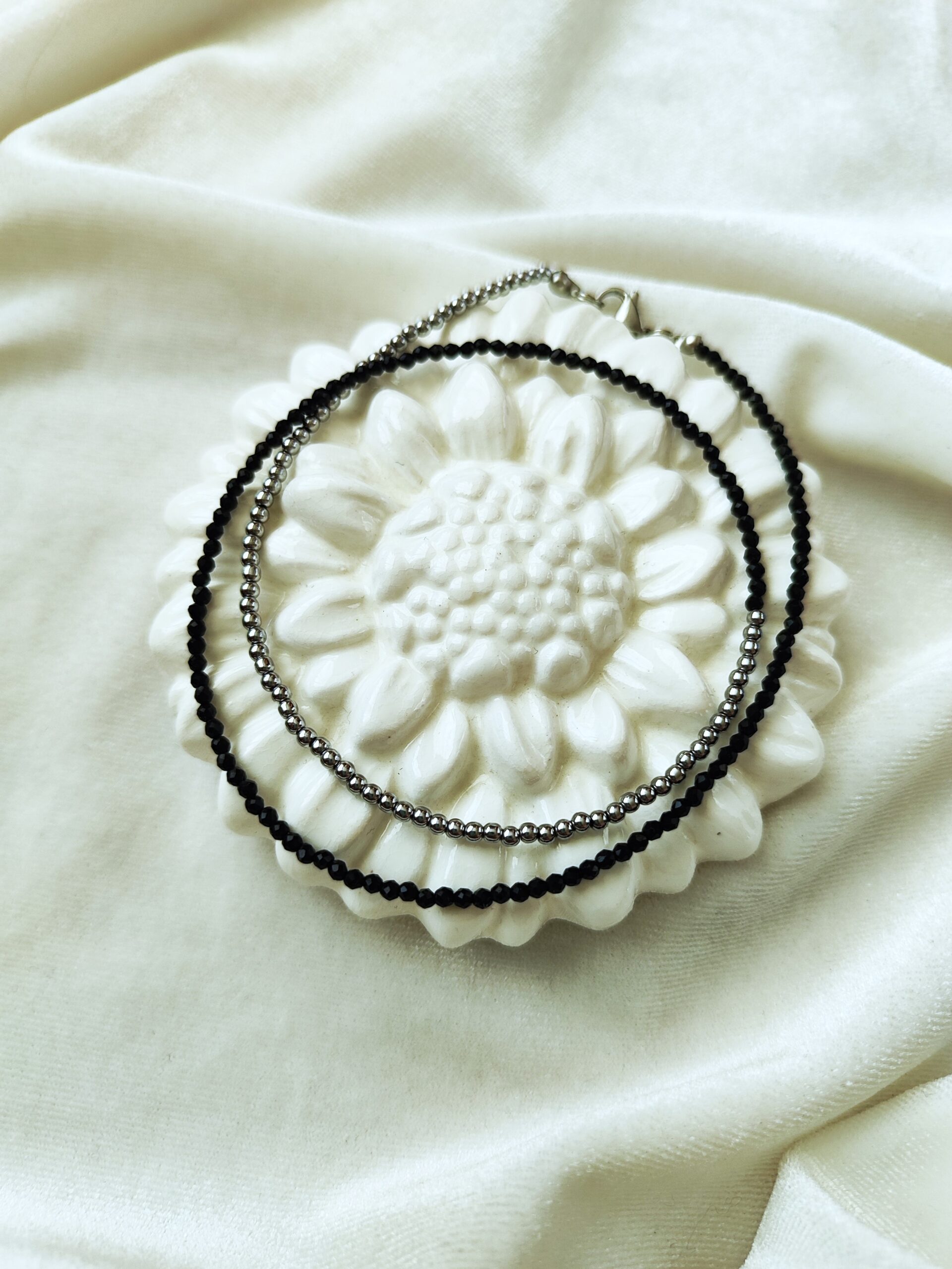 Smulkus stiklo ir špinelio vėrinys