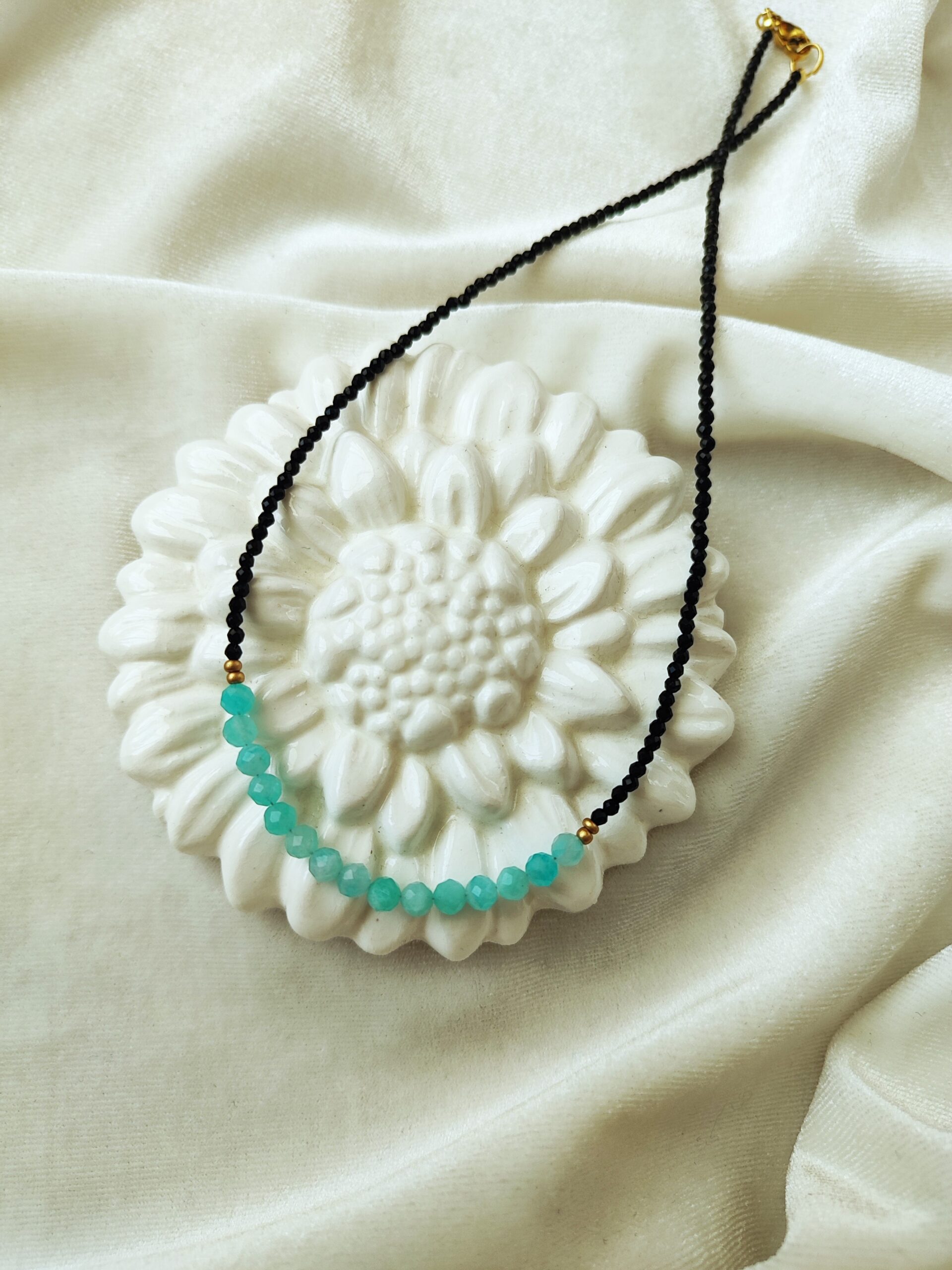 Špinelio ir amazotino vėrinys