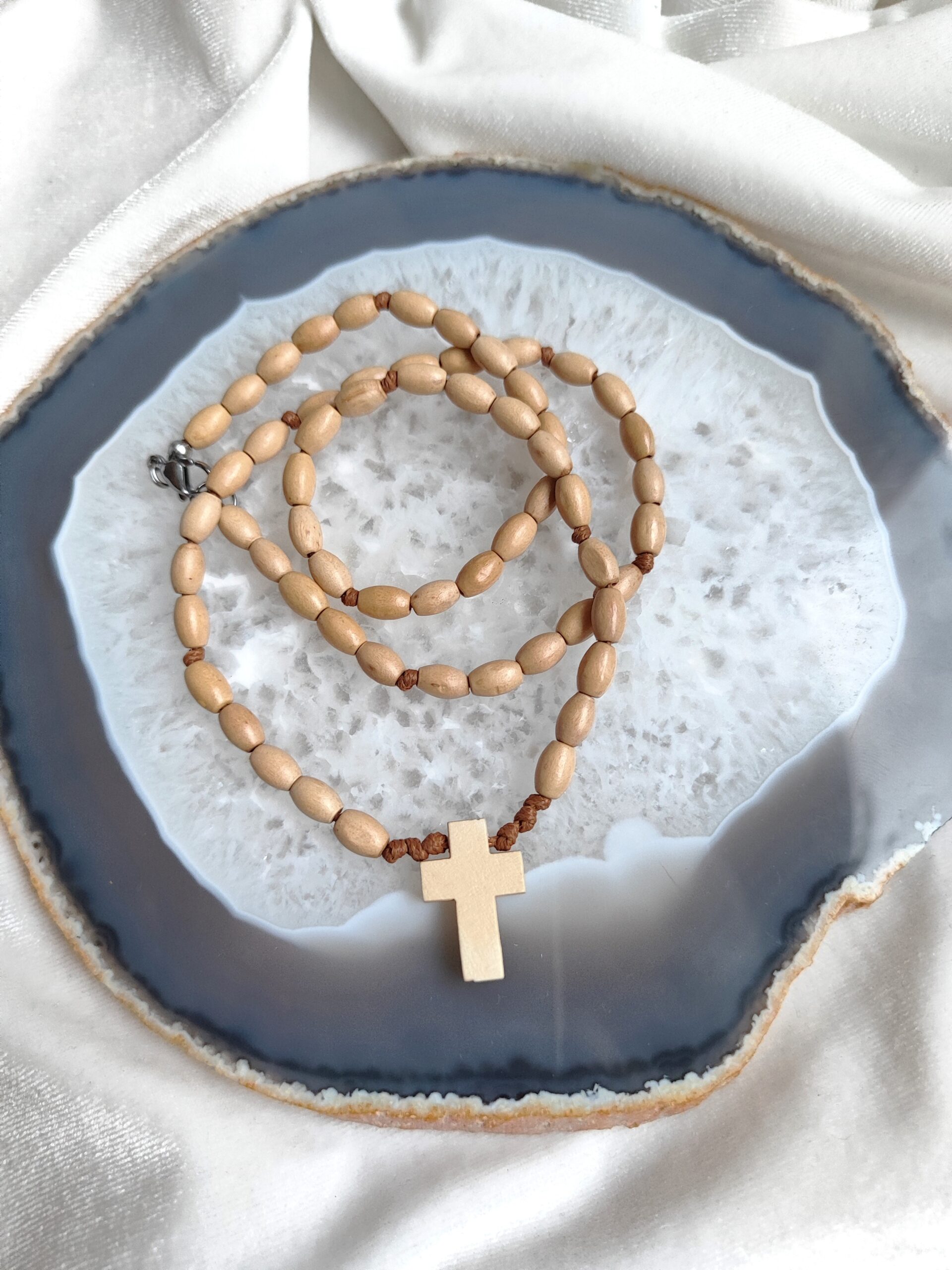 Vyriškas kaklo papuošalas su kryželiu