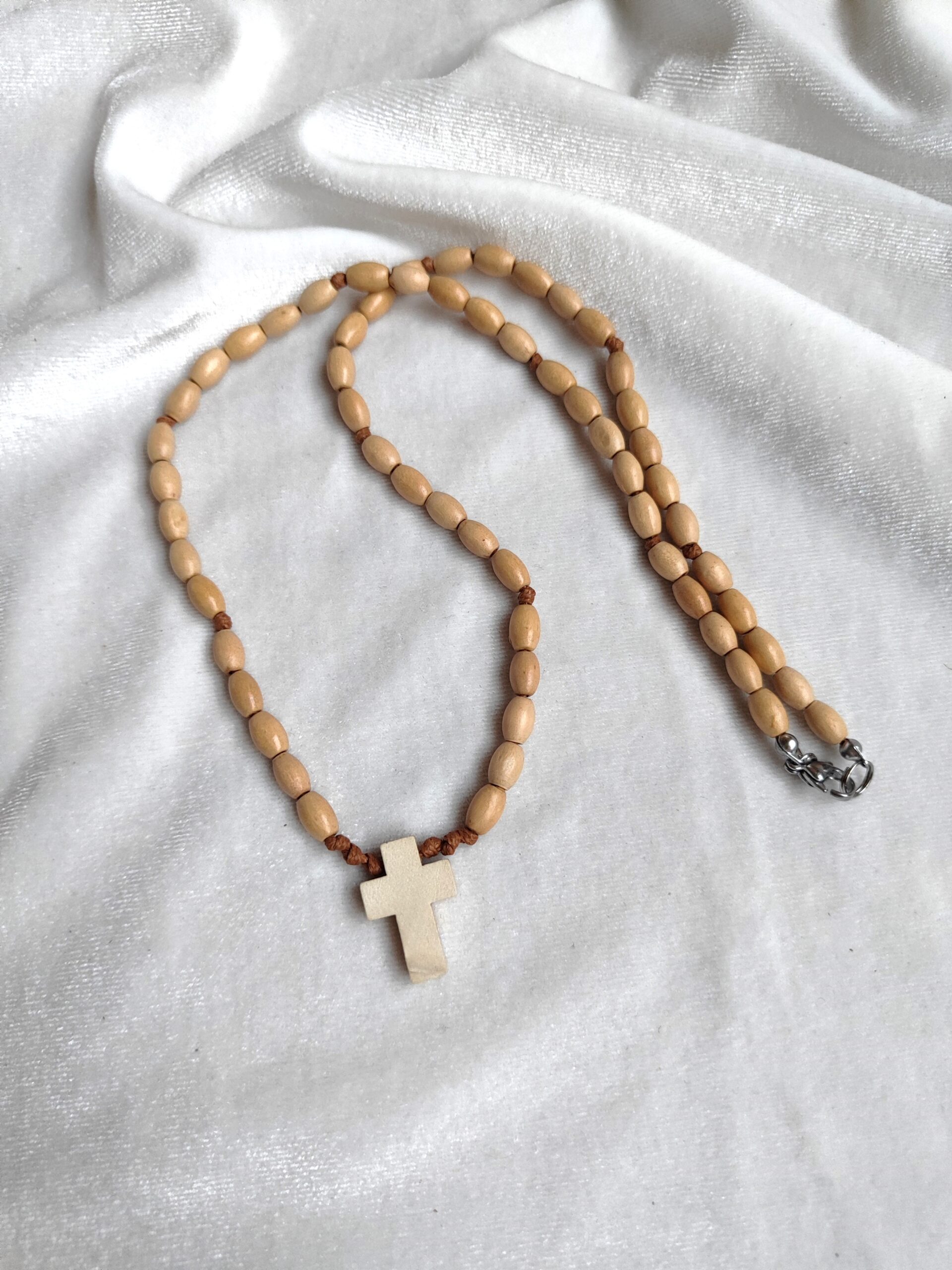 Vyriškas kaklo papuošalas su kryželiu