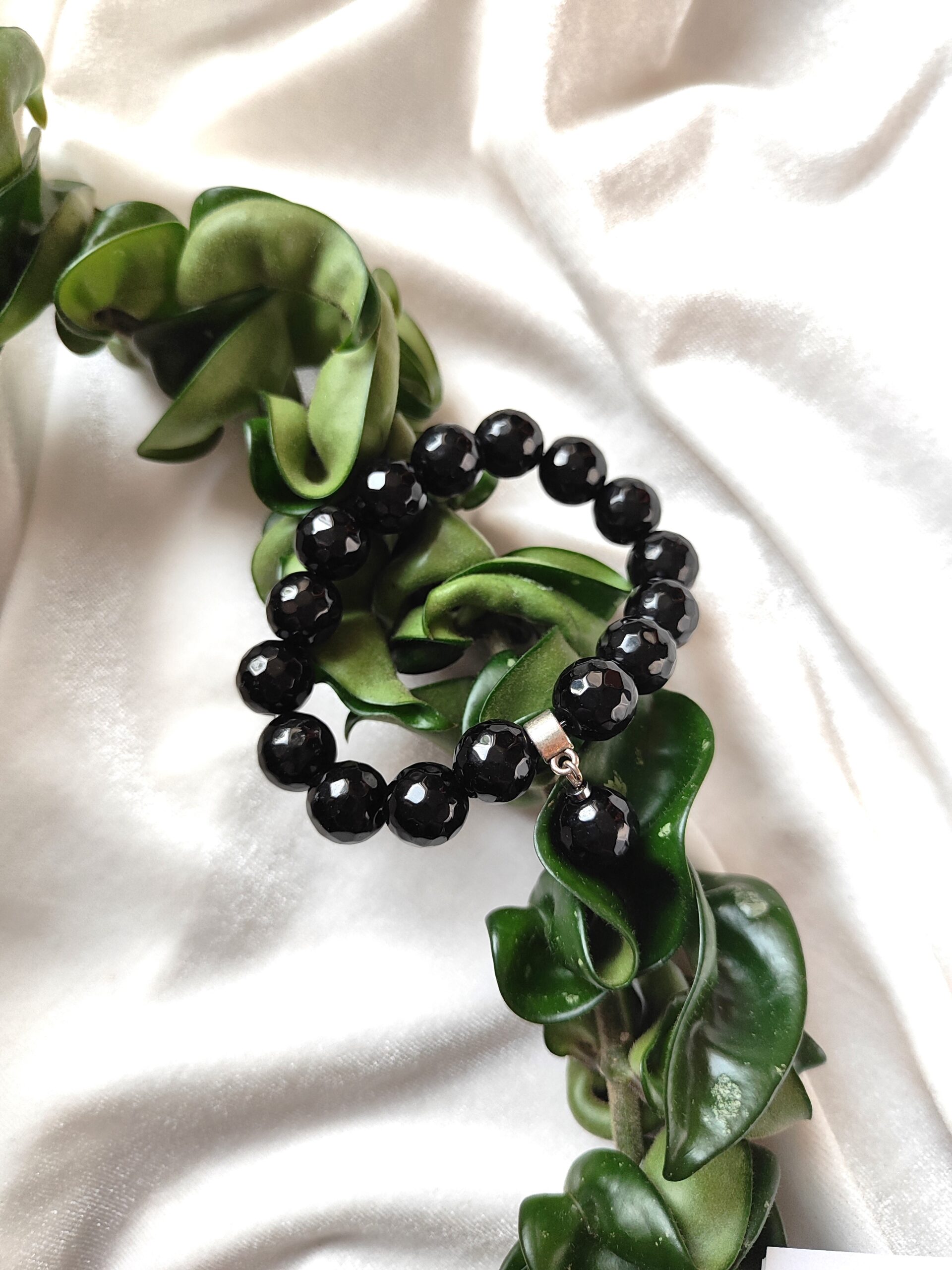 Juodo onikso apyrankė su pakabuku