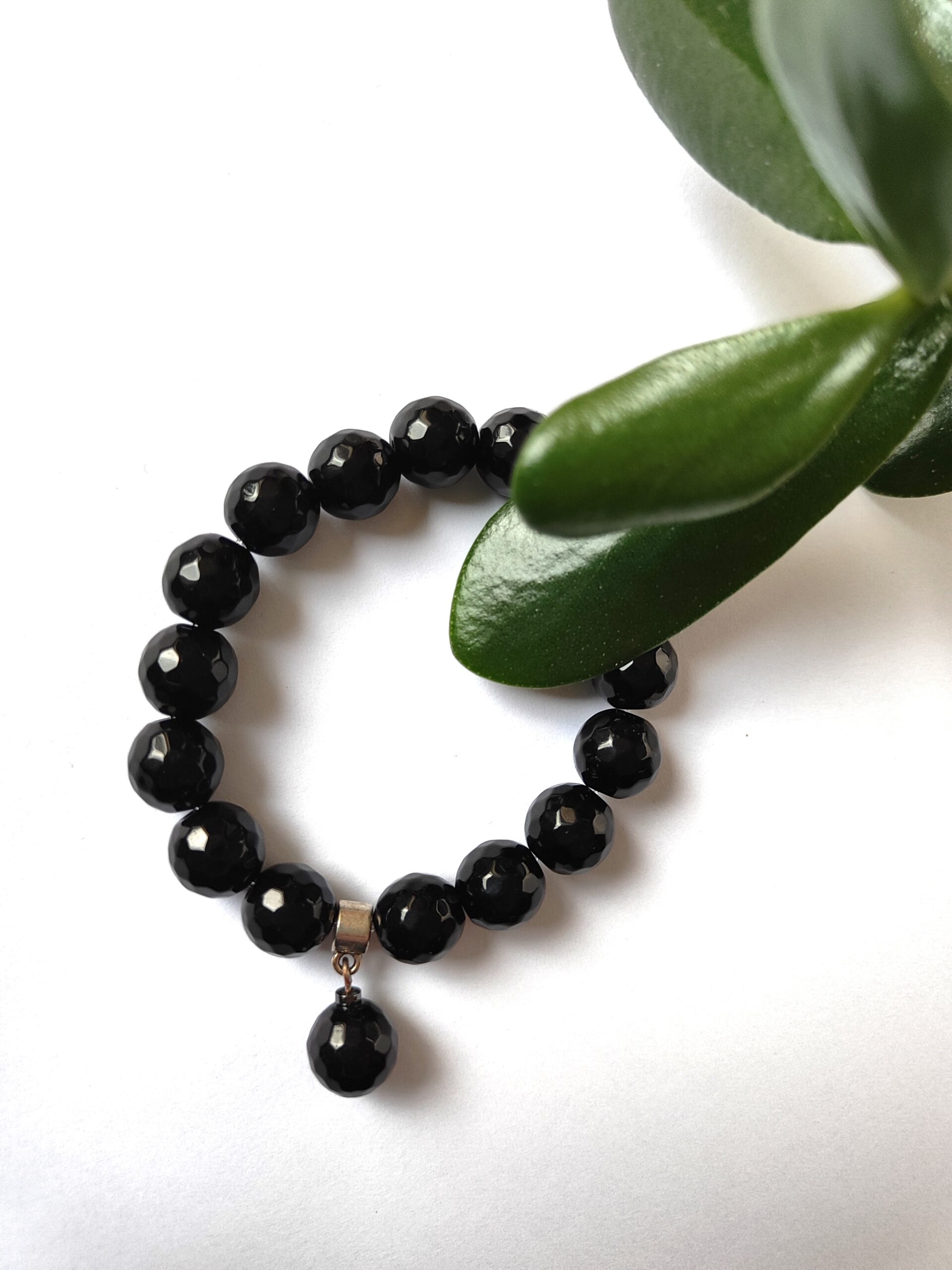 Juodo onikso apyrankė su pakabuku