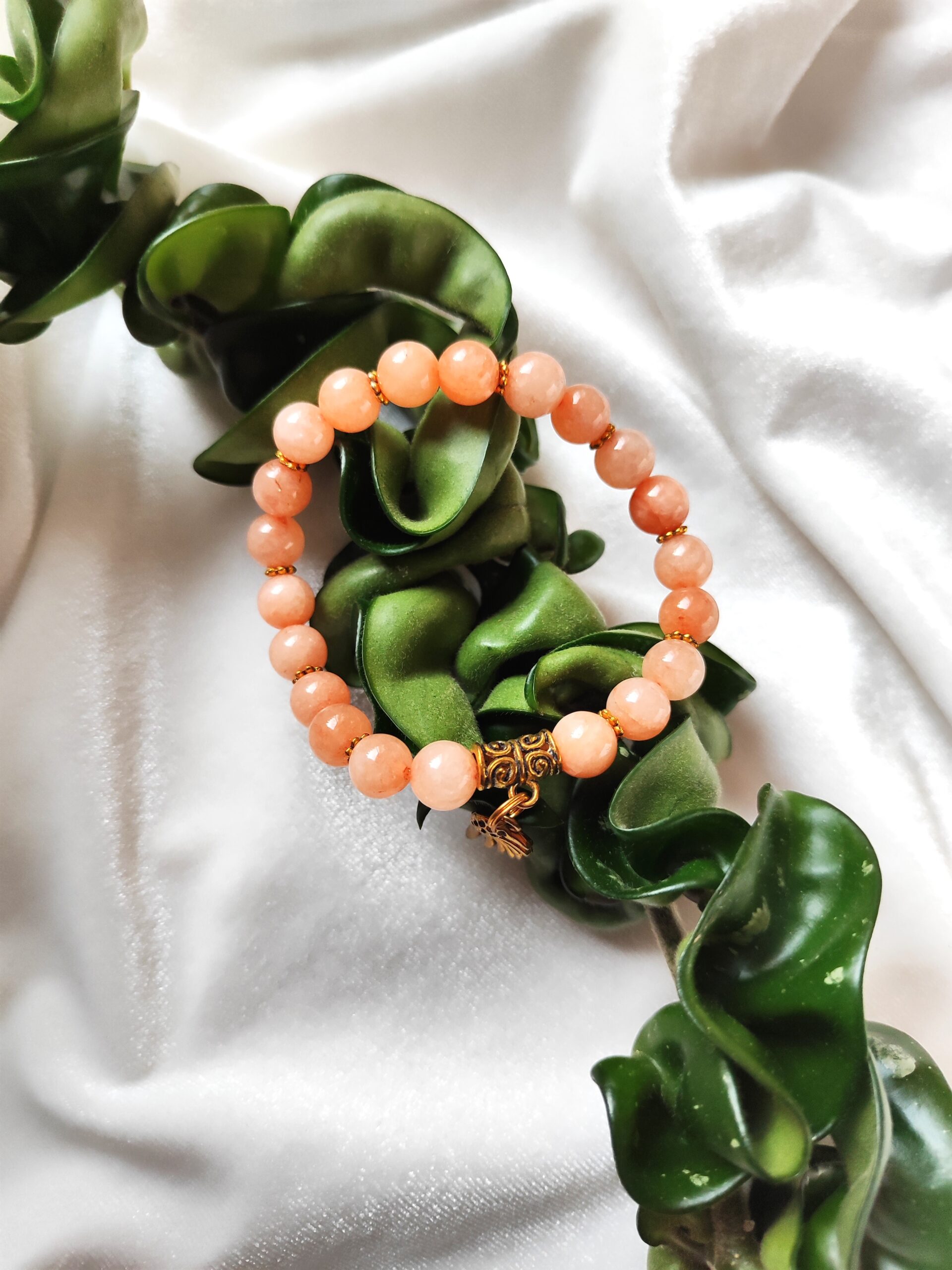 Persikinės spalvos žadeito apyrankė su pakabuku