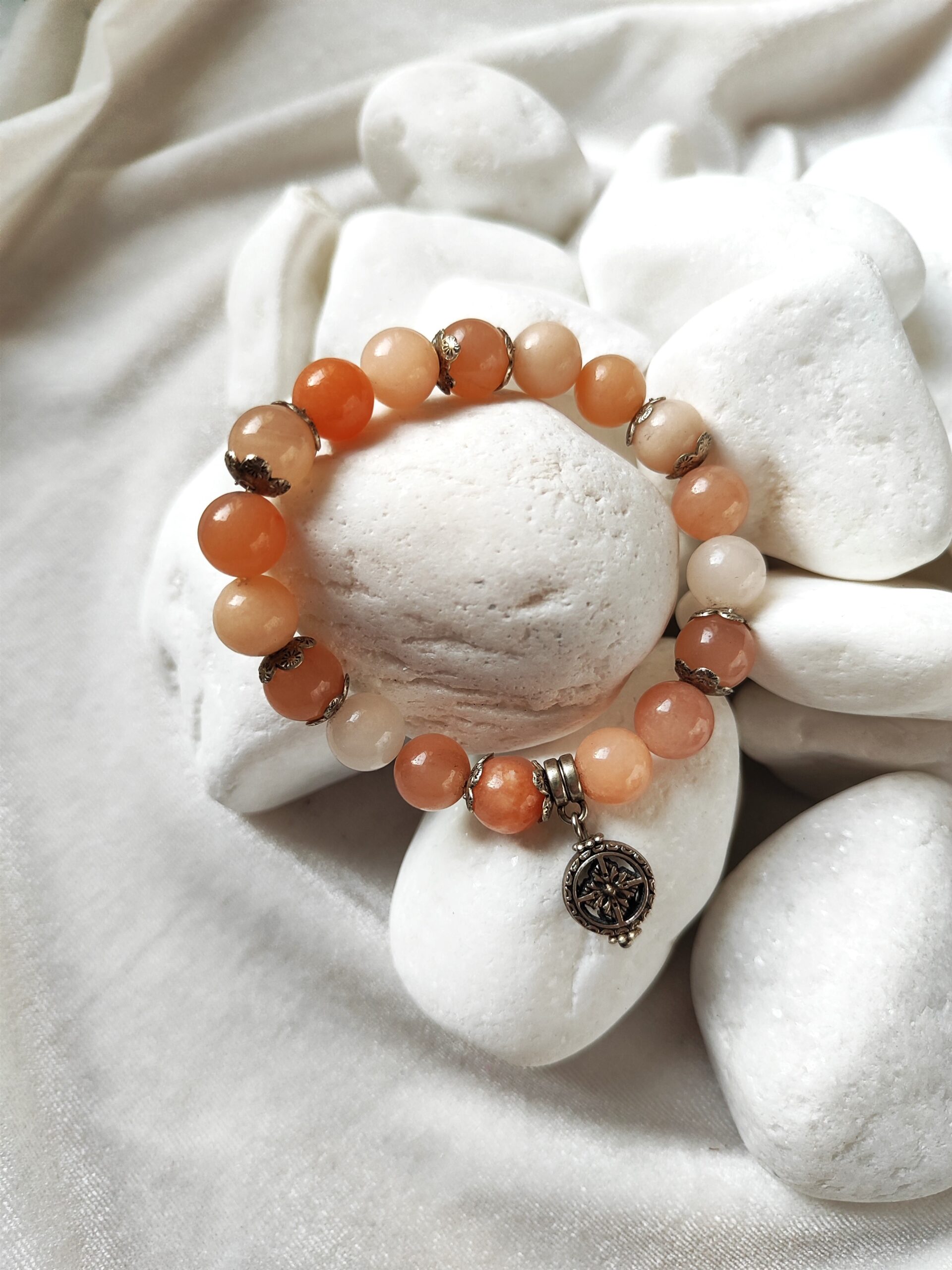 Persikinių atspalvių žadeito apyrankė