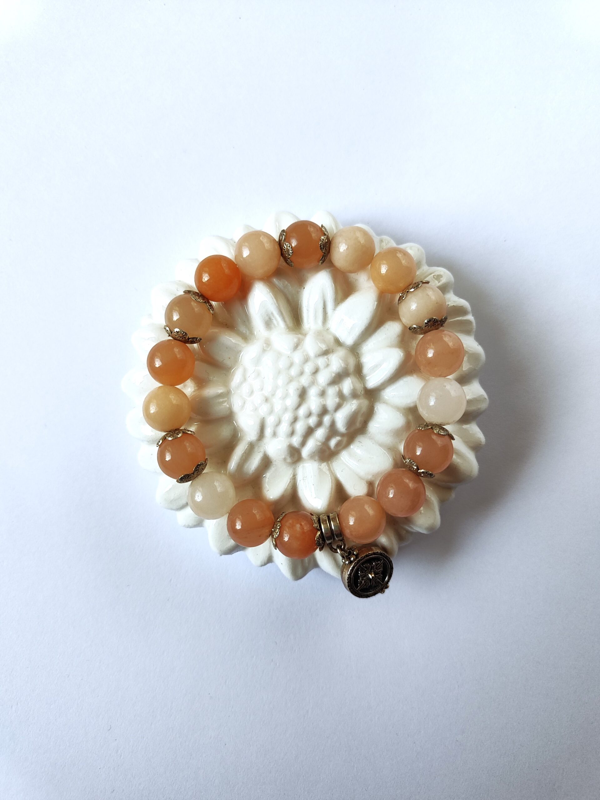 Persikinių atspalvių žadeito apyrankė