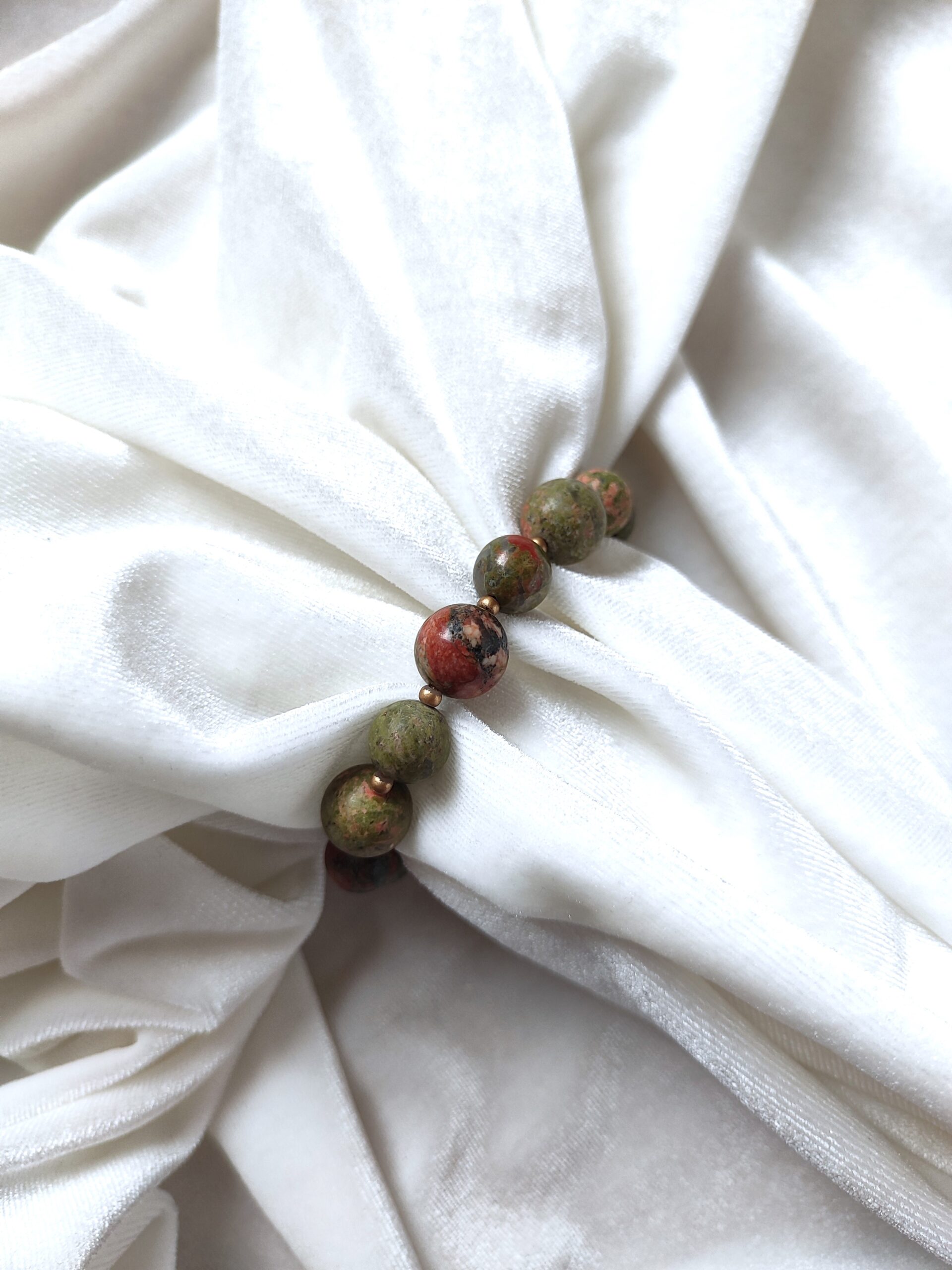 Natūralaus unakito apyrankė