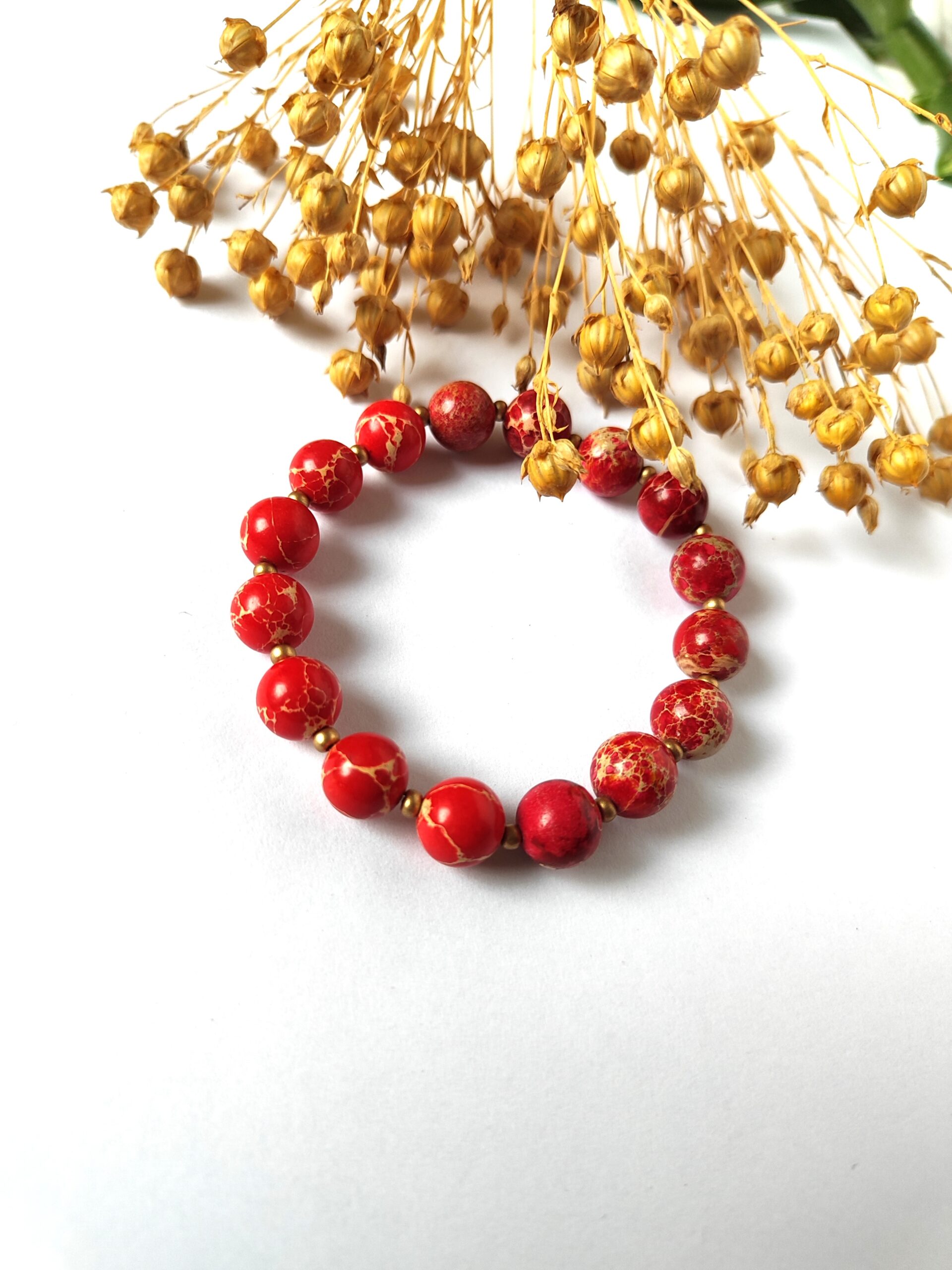 Raudonos spalvos variscito apyrankė