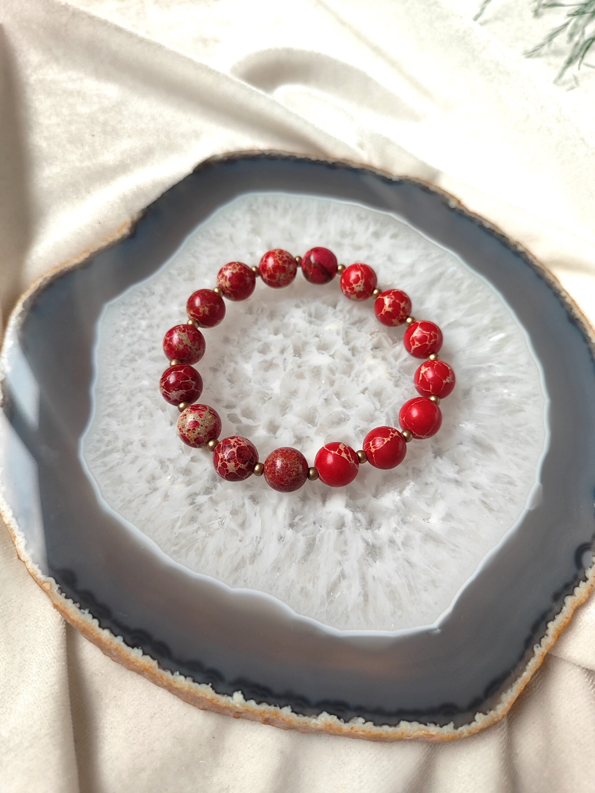 Raudonos spalvos variscito apyrankė