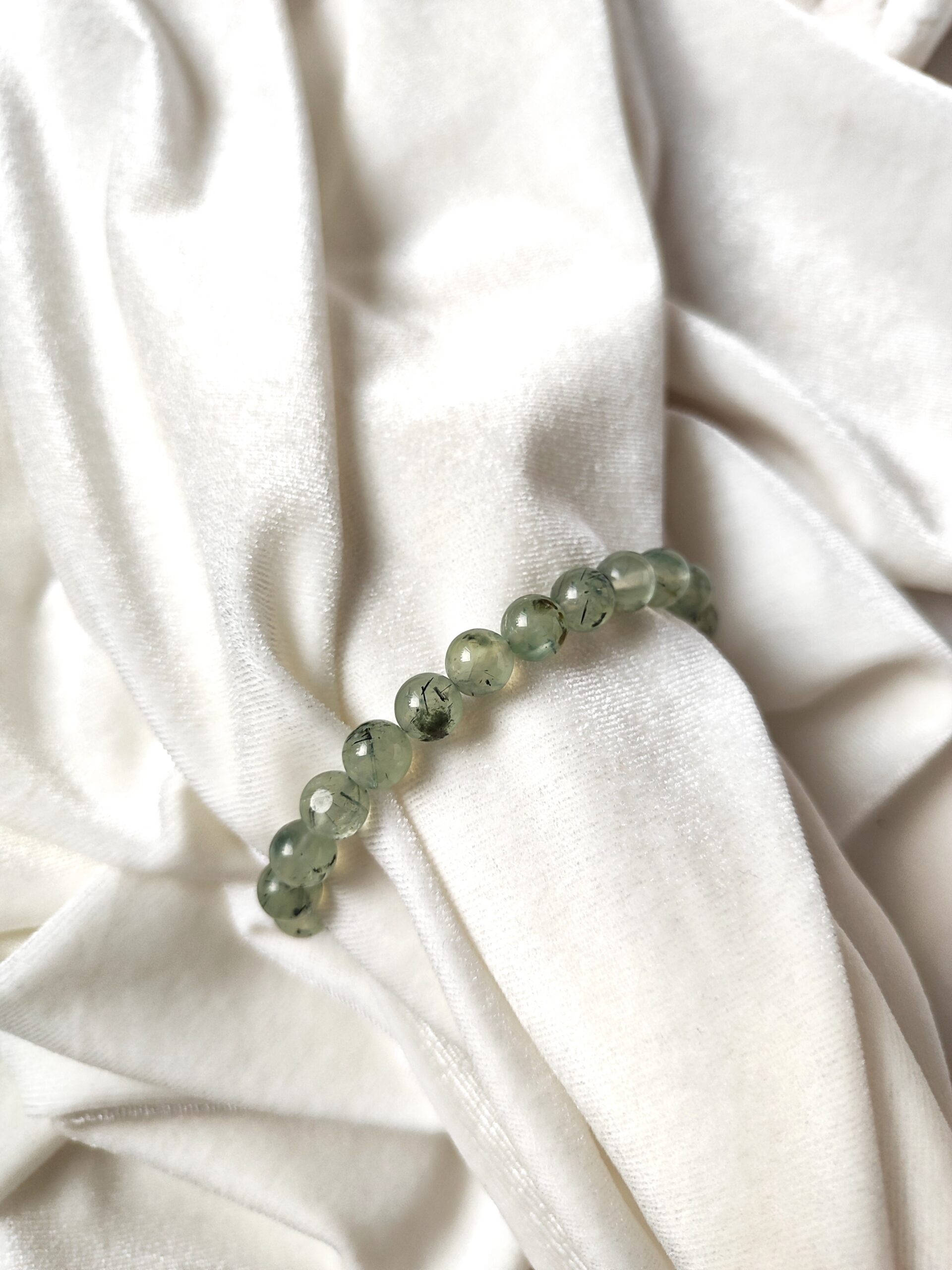 Natūralaus prehnito apyrankė