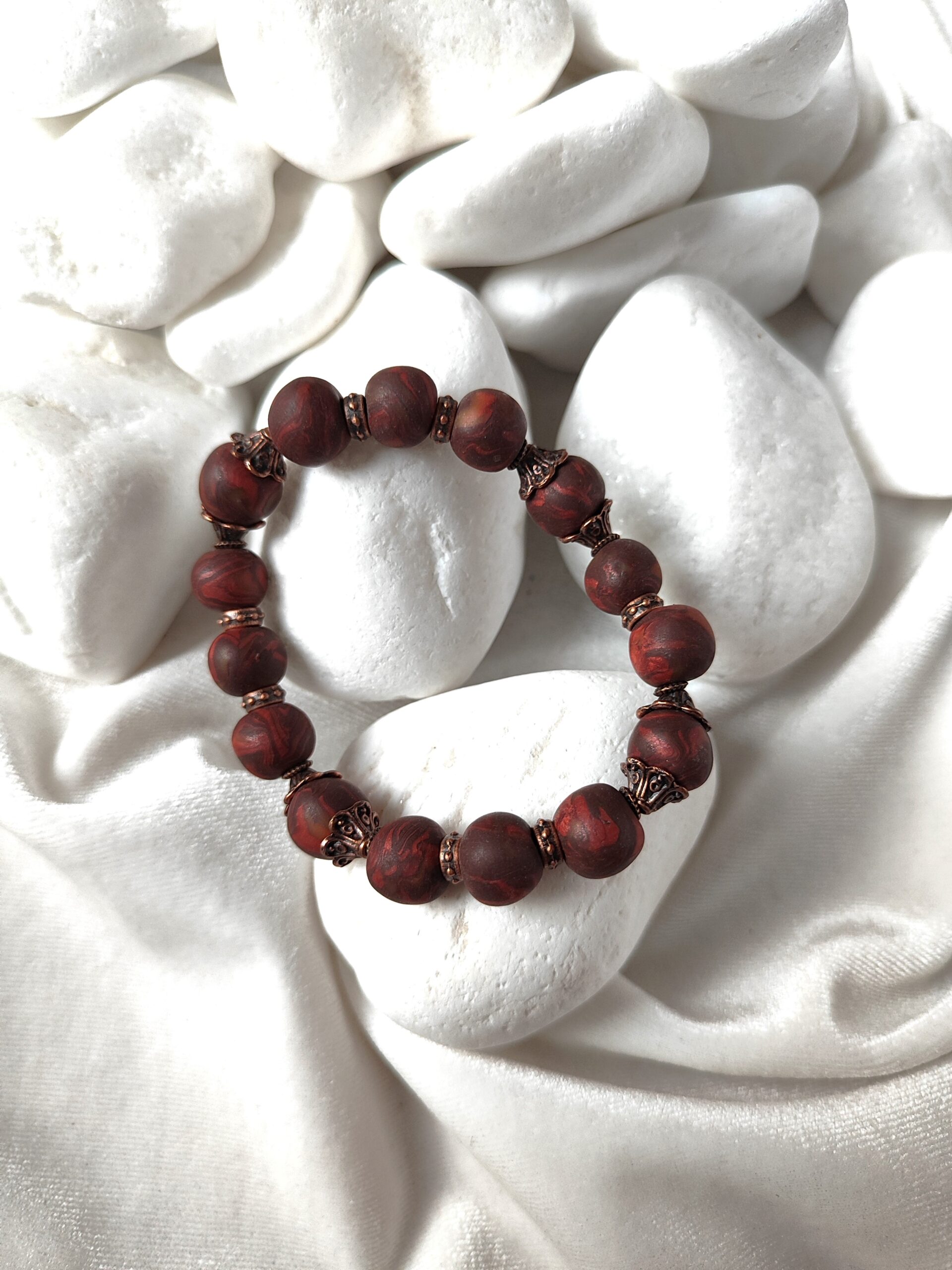 Marga rankų darbo apyrankė