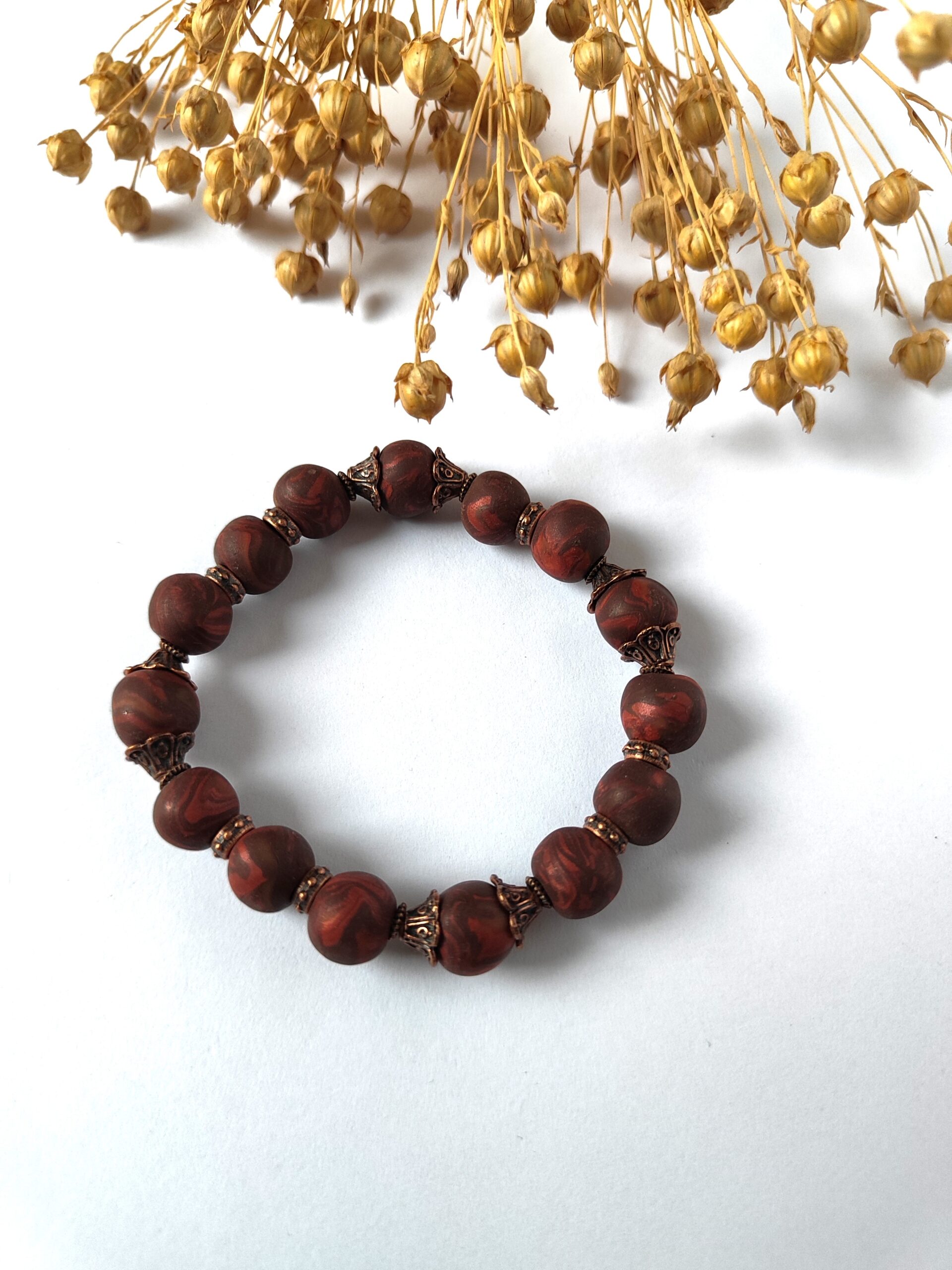 Marga rankų darbo apyrankė