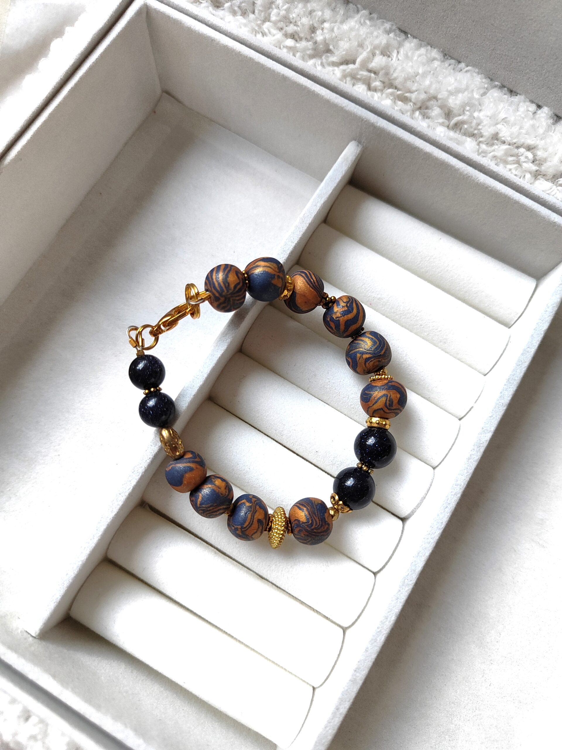 Rankų darbo polimerinio molio apyrankė