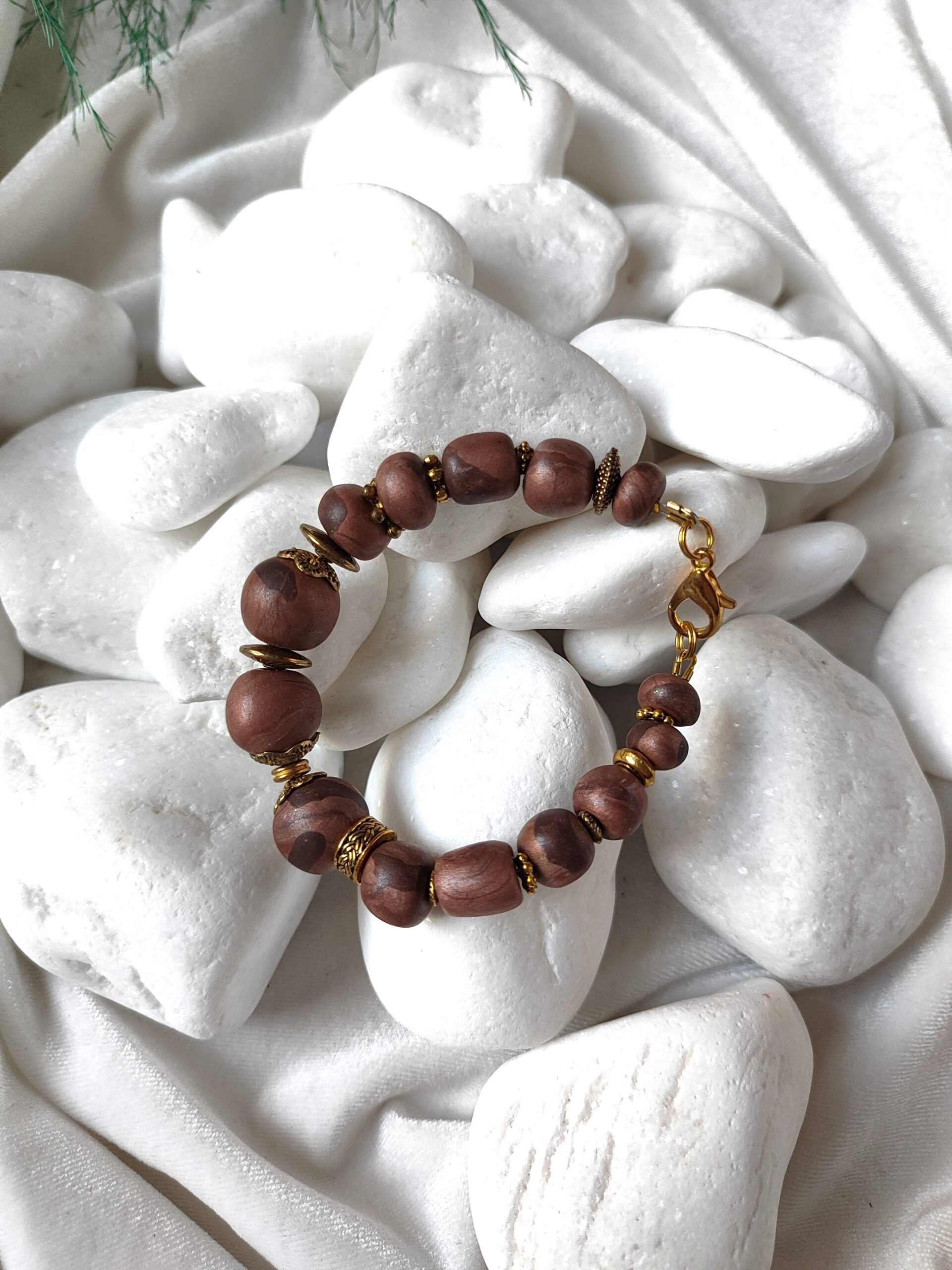 Rusvos spalvos polimerinio molio apyrankė