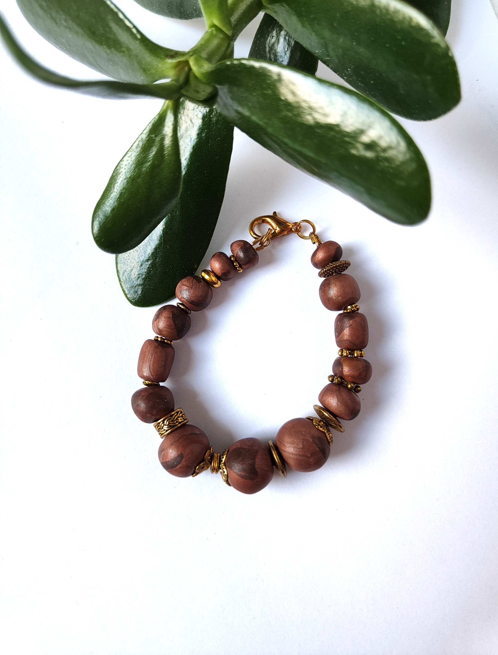 Rusvos spalvos polimerinio molio apyrankė