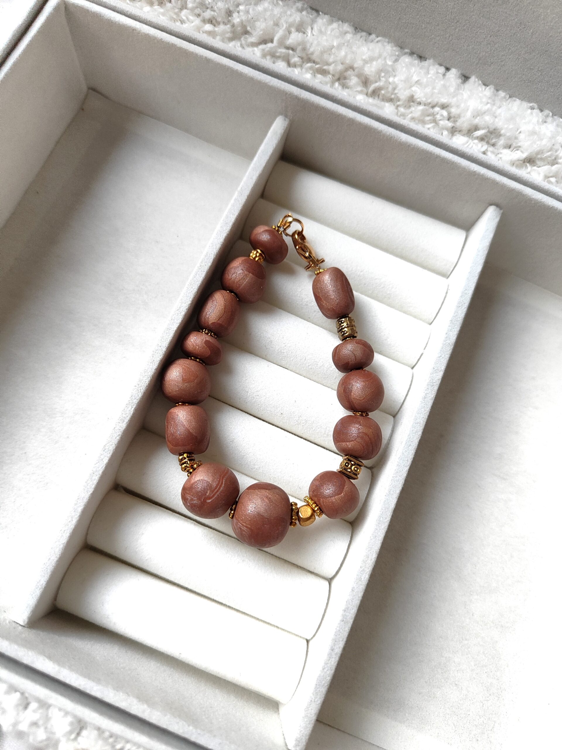 Rusvos spalvos polimerinio molio apyrankė