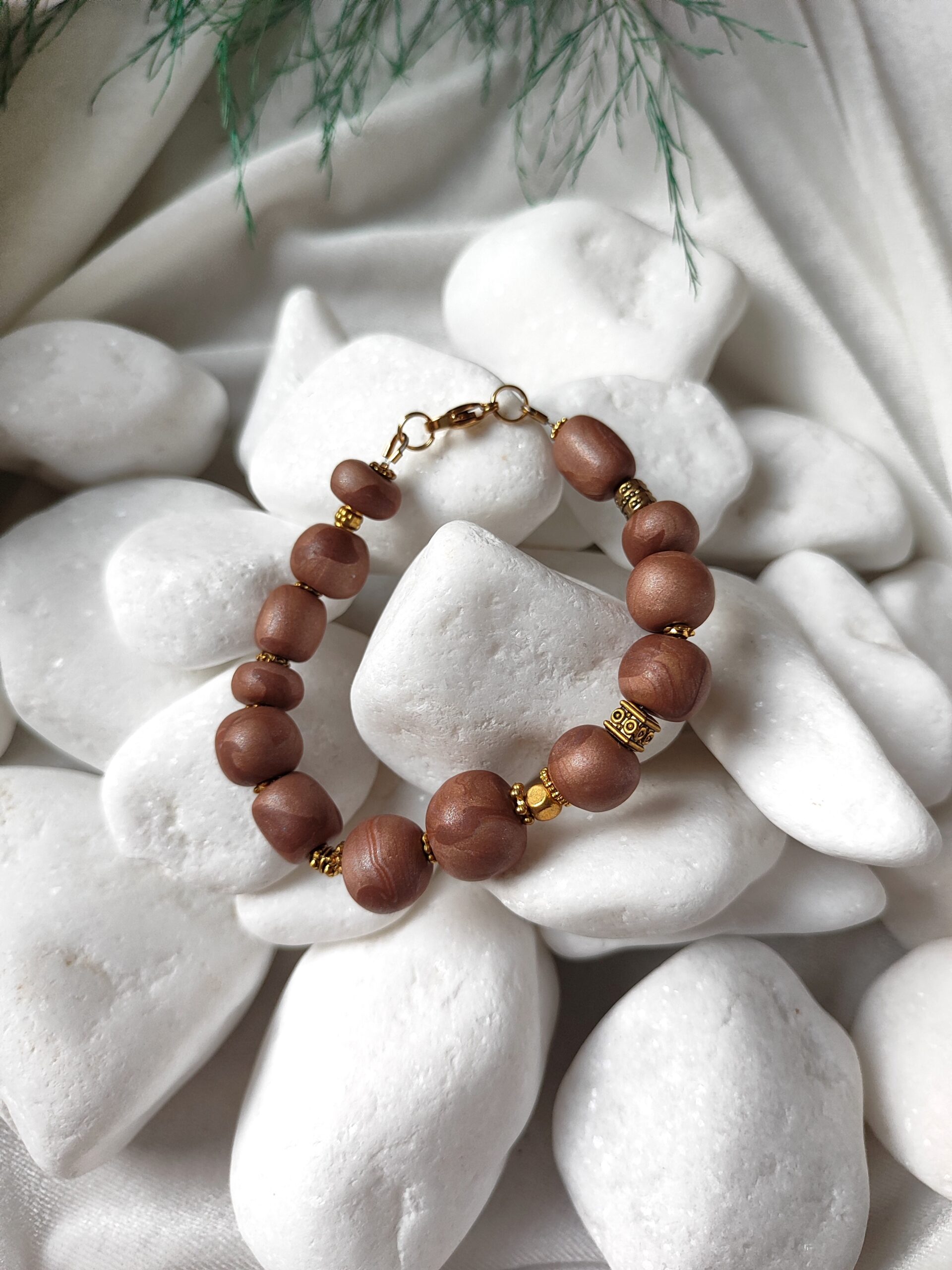 Rusvos spalvos polimerinio molio apyrankė