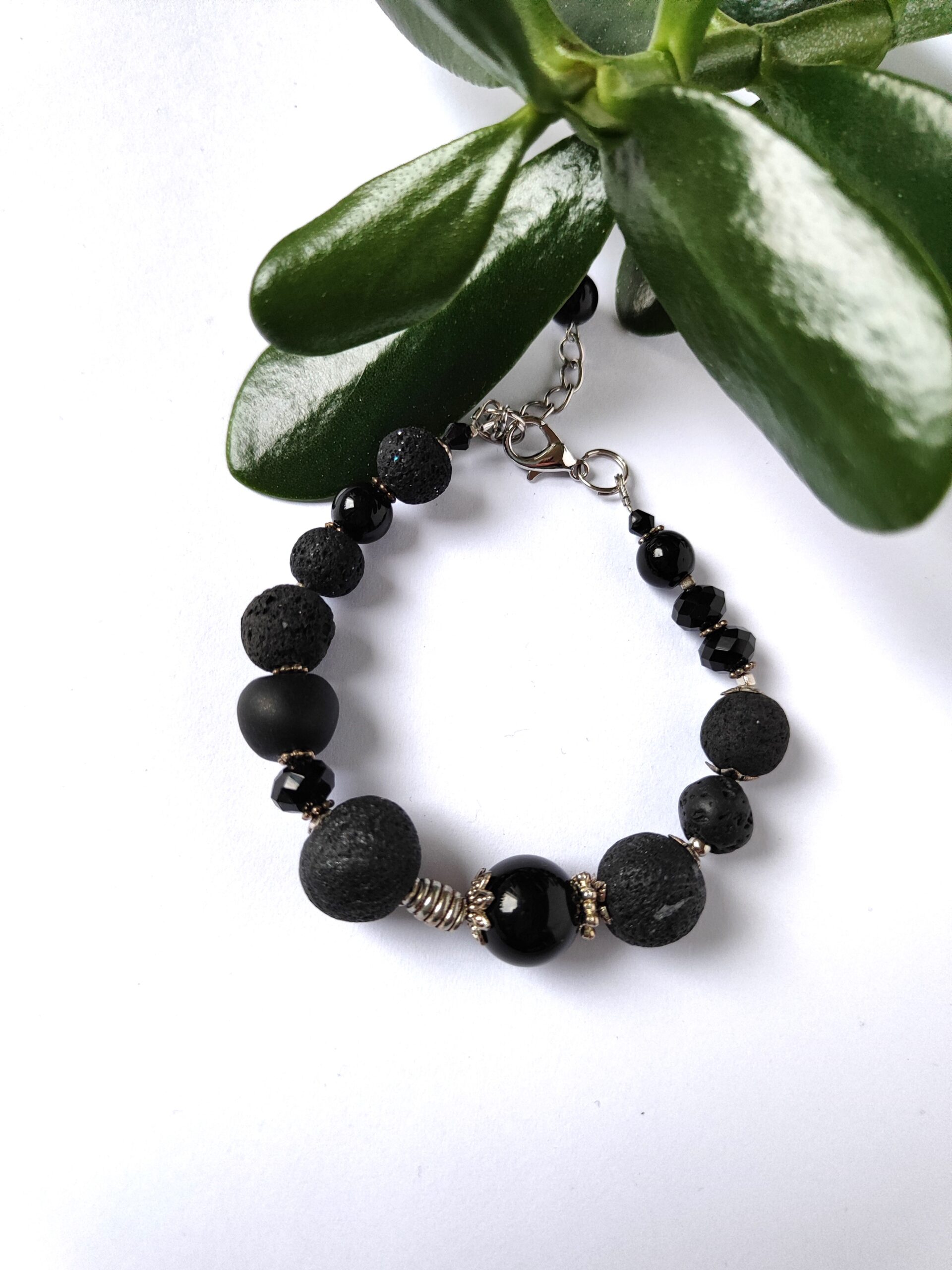 Puošni, juoda apyrankė