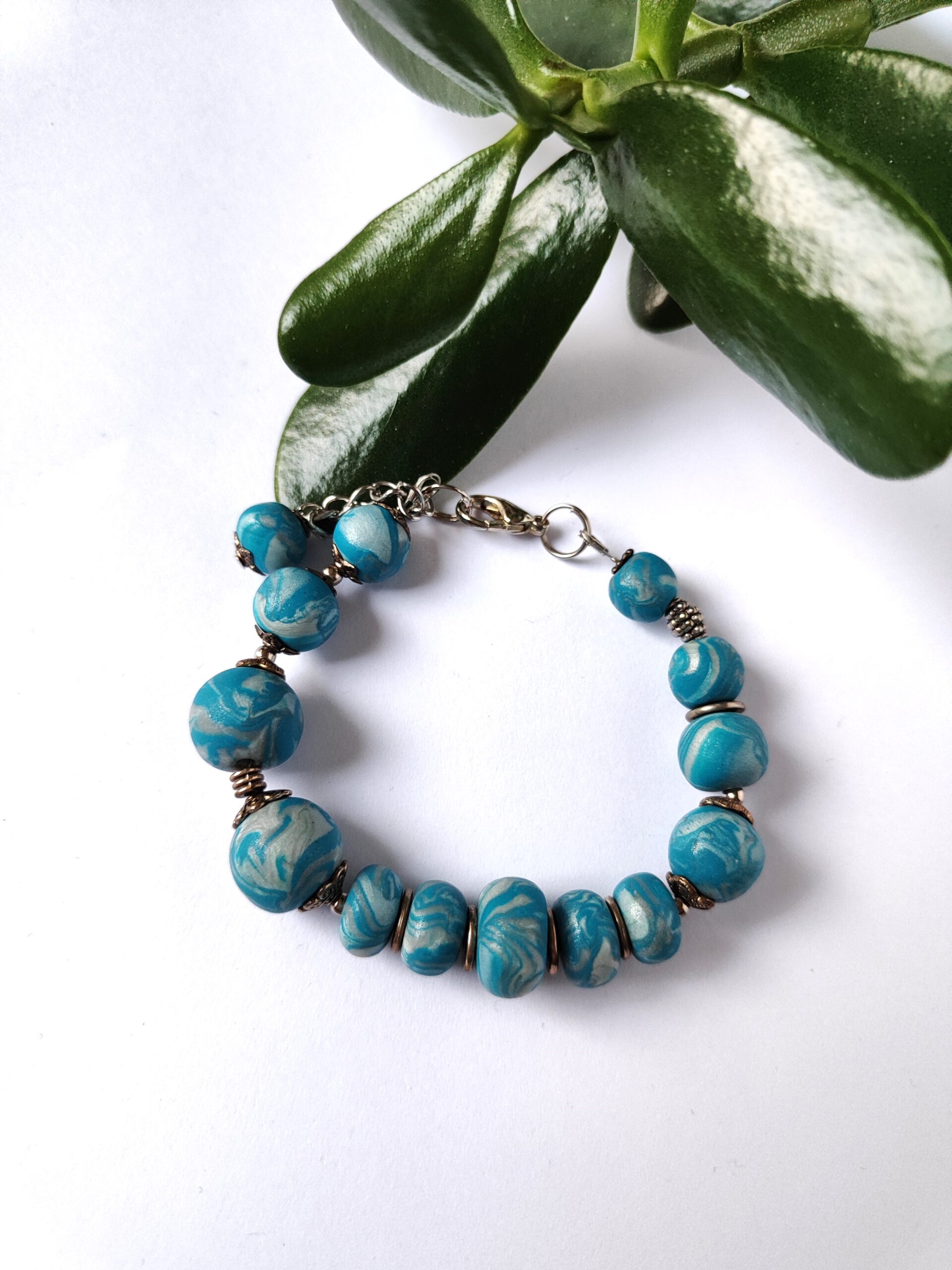 Melsvos spalvos, rankų darbo apyrankė