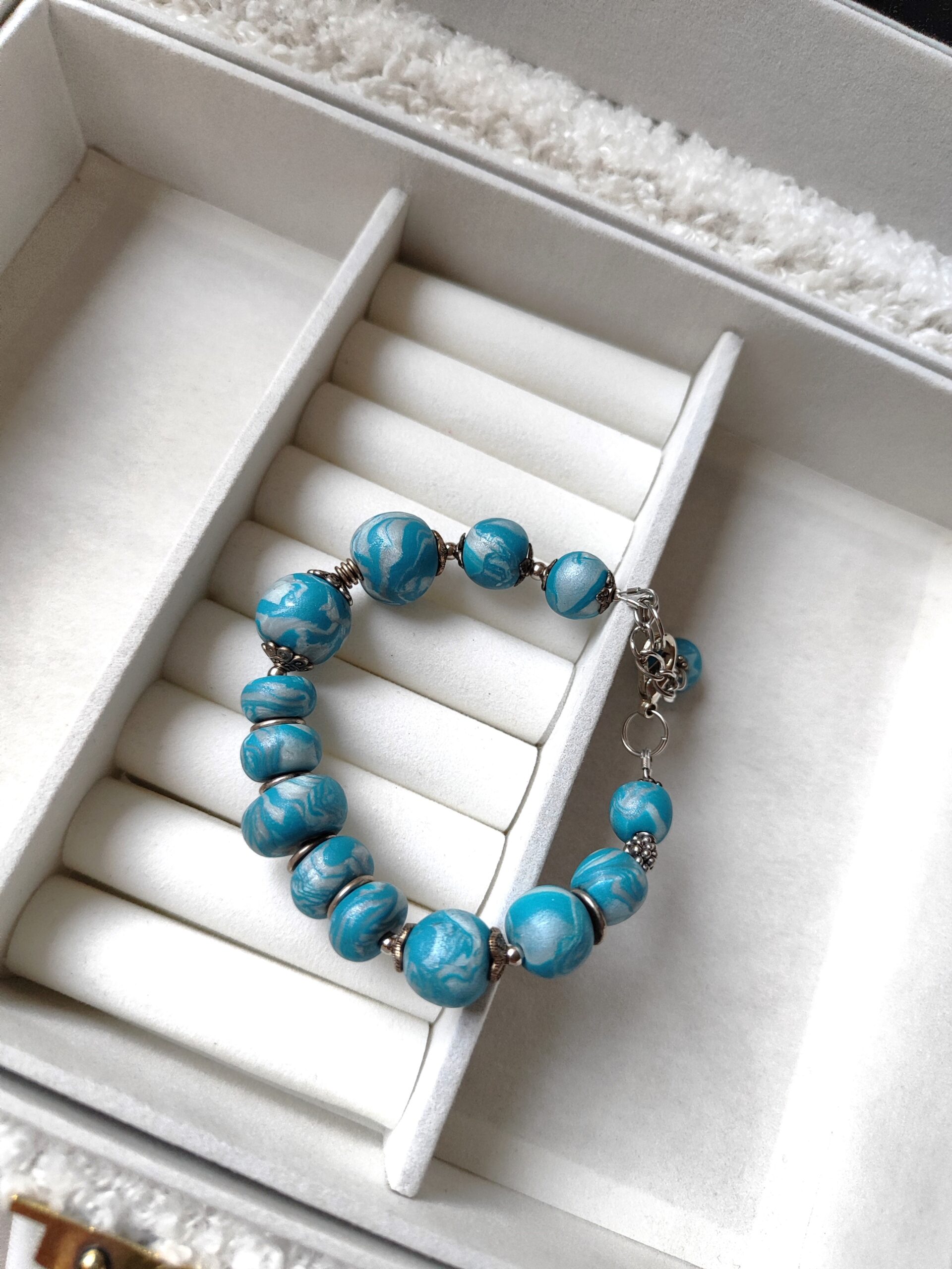 Melsvos spalvos, rankų darbo apyrankė