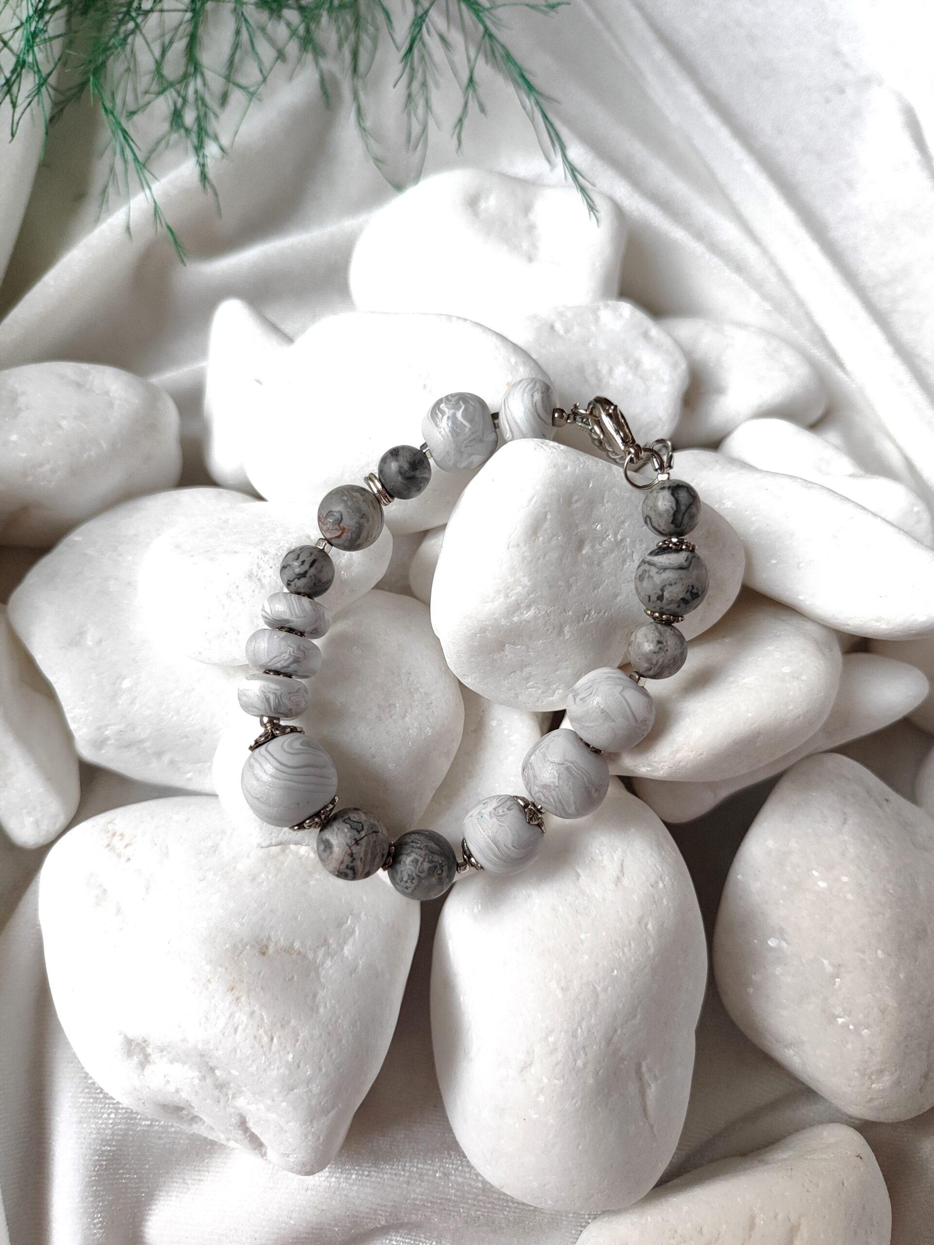 Pilkos spalvos rankų darbo apyrankė