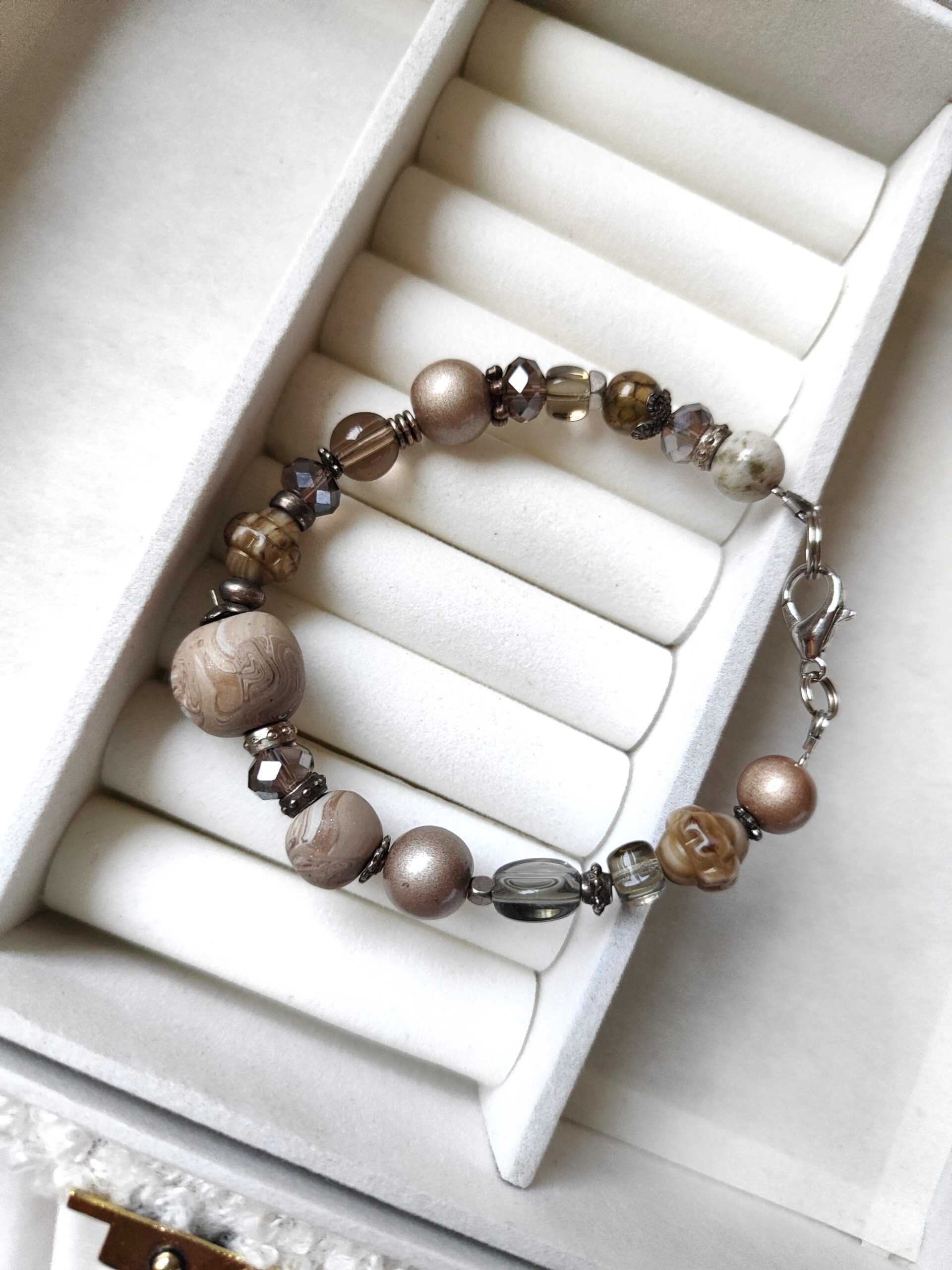 Pilkos spalvos moteriška apyrankė