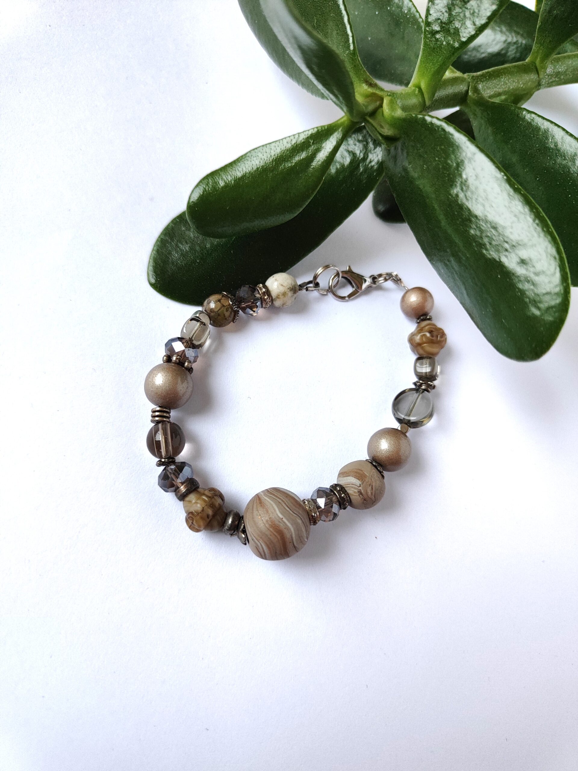 Pilkos spalvos moteriška apyrankė