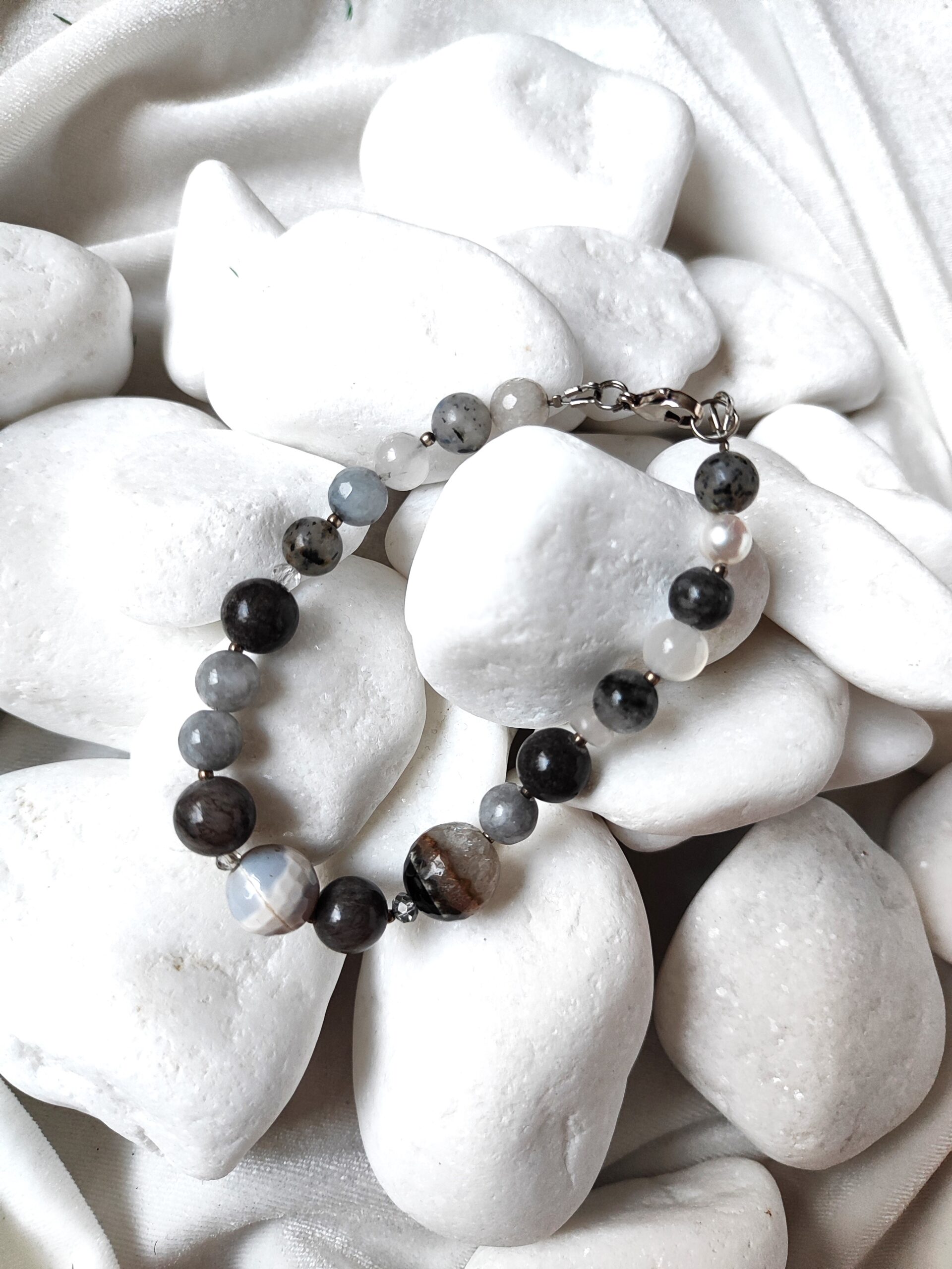 Pilkų atspalvių moteriška apyrankė