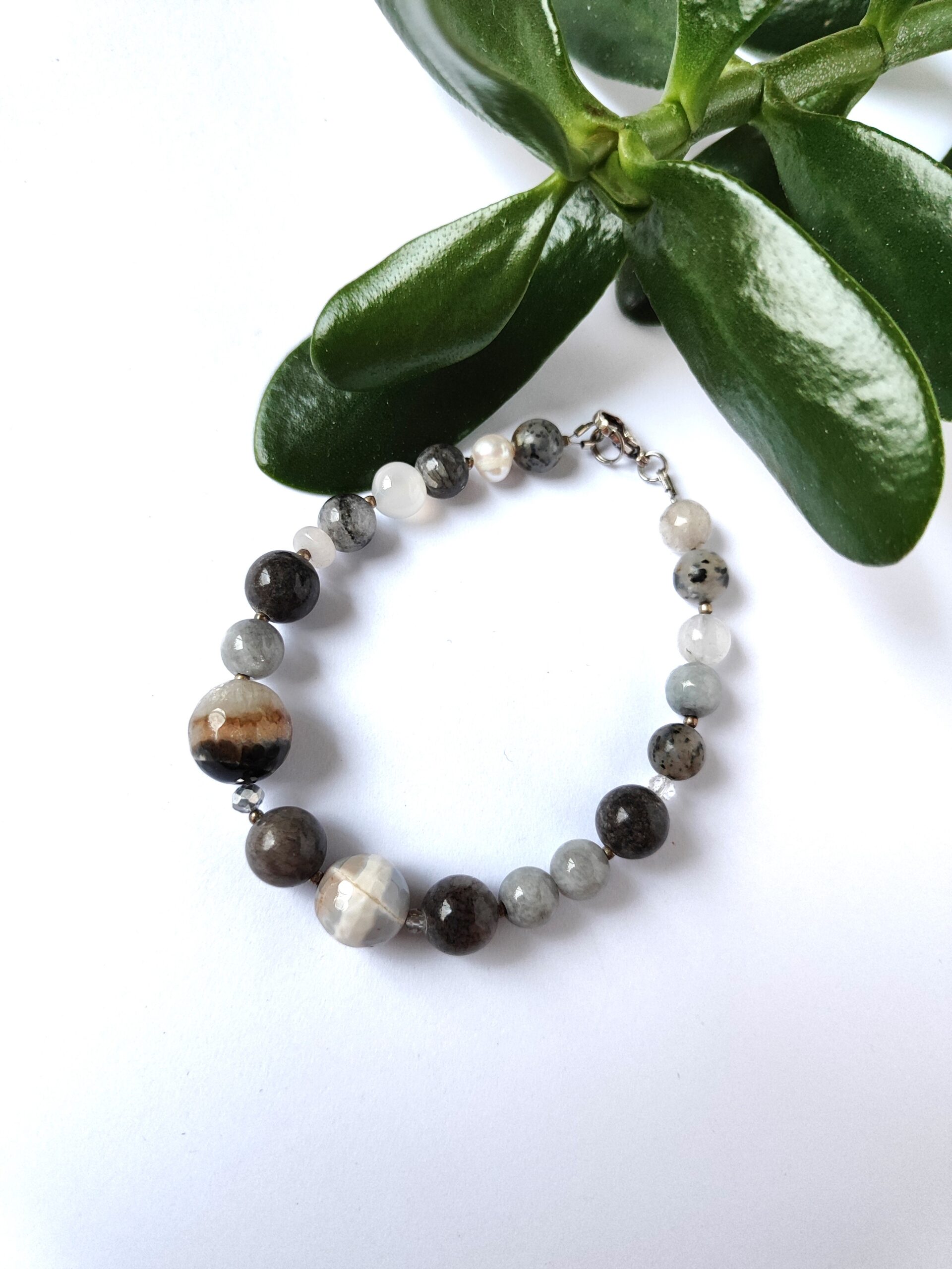 Pilkų atspalvių moteriška apyrankė