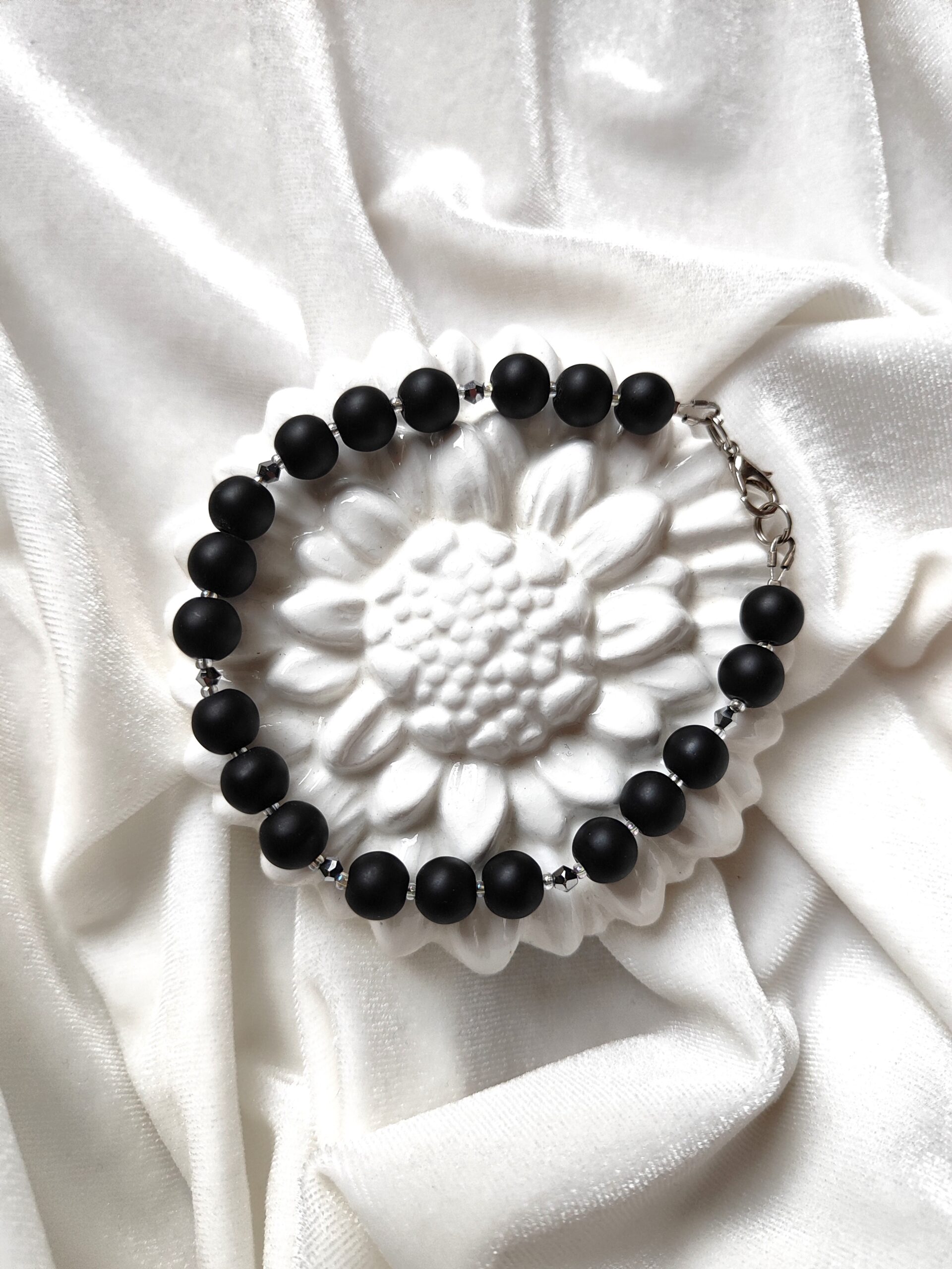 Matinė, juoda moteriška apyrankė