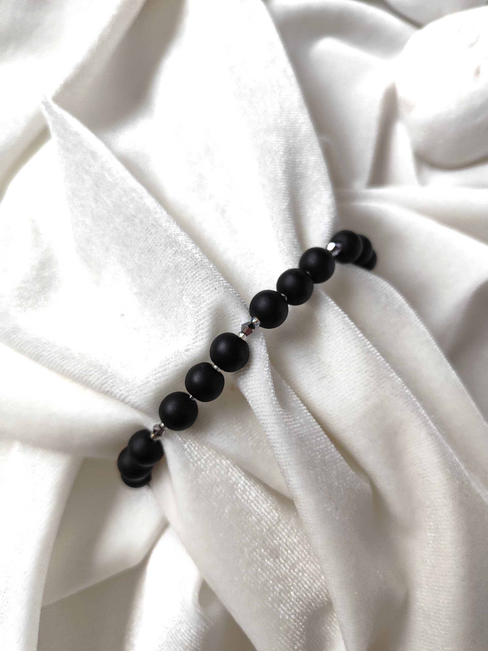 Matinė, juoda moteriška apyrankė