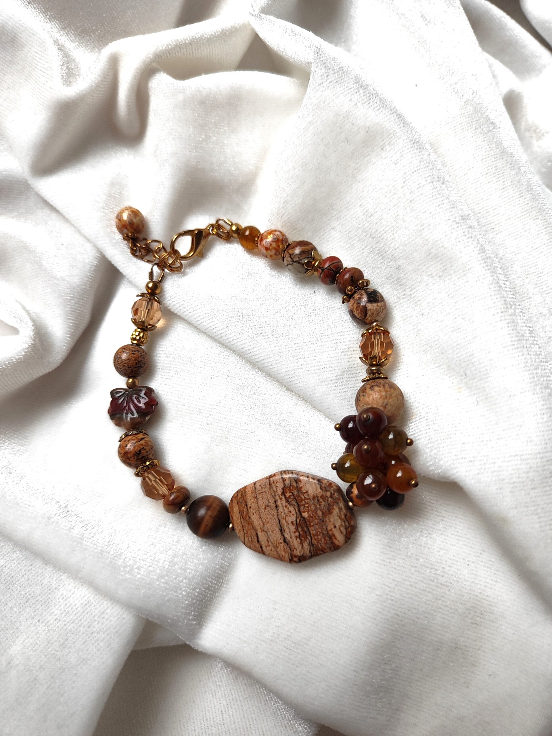 Puošni akmenukų apyrankė