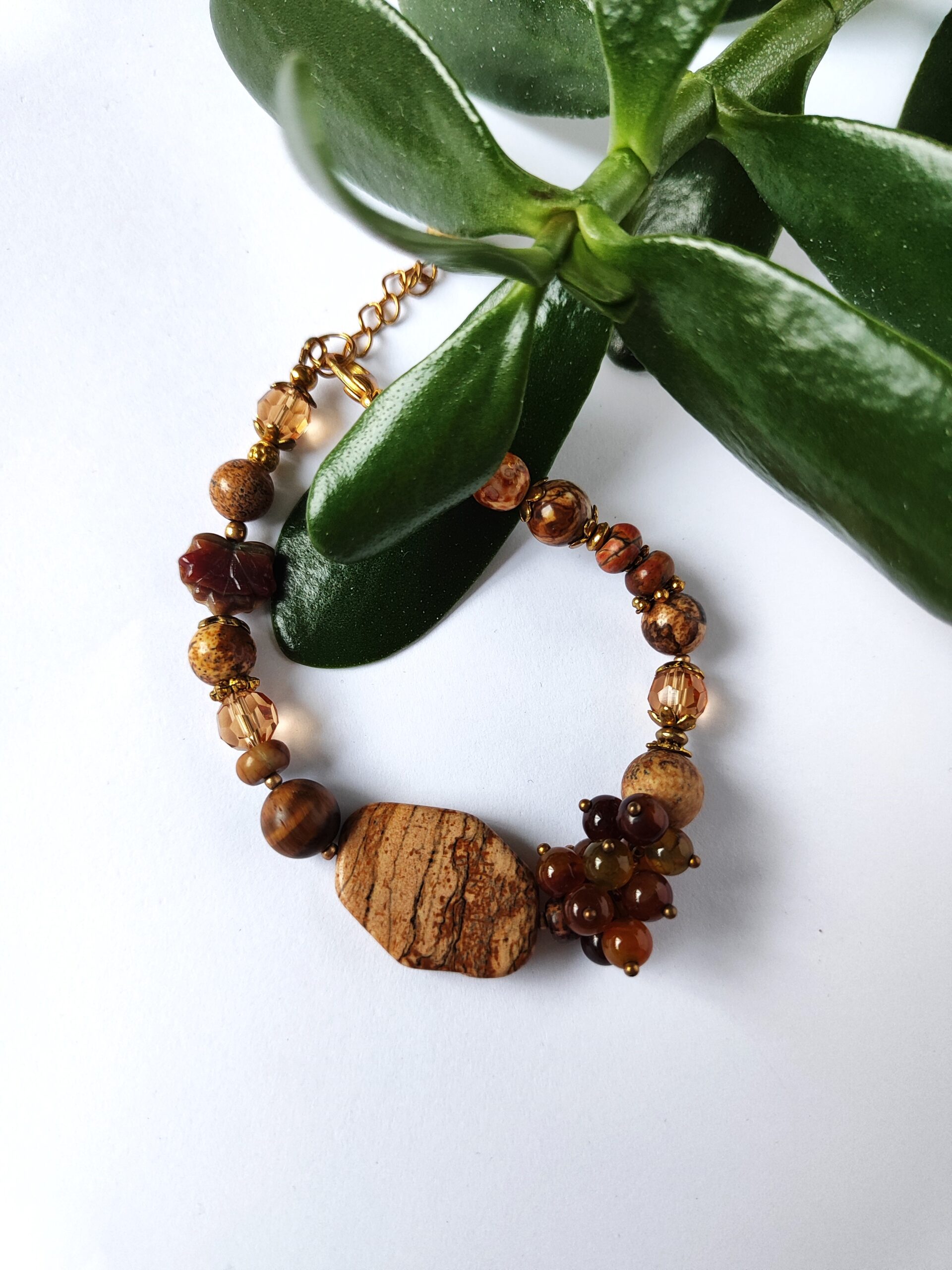 Puošni akmenukų apyrankė