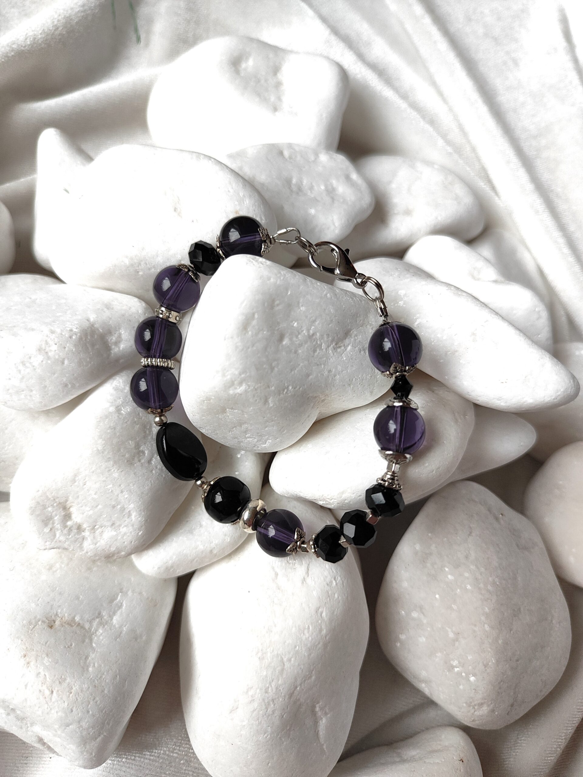 Violetinės ir juodos spalvos apyrankė