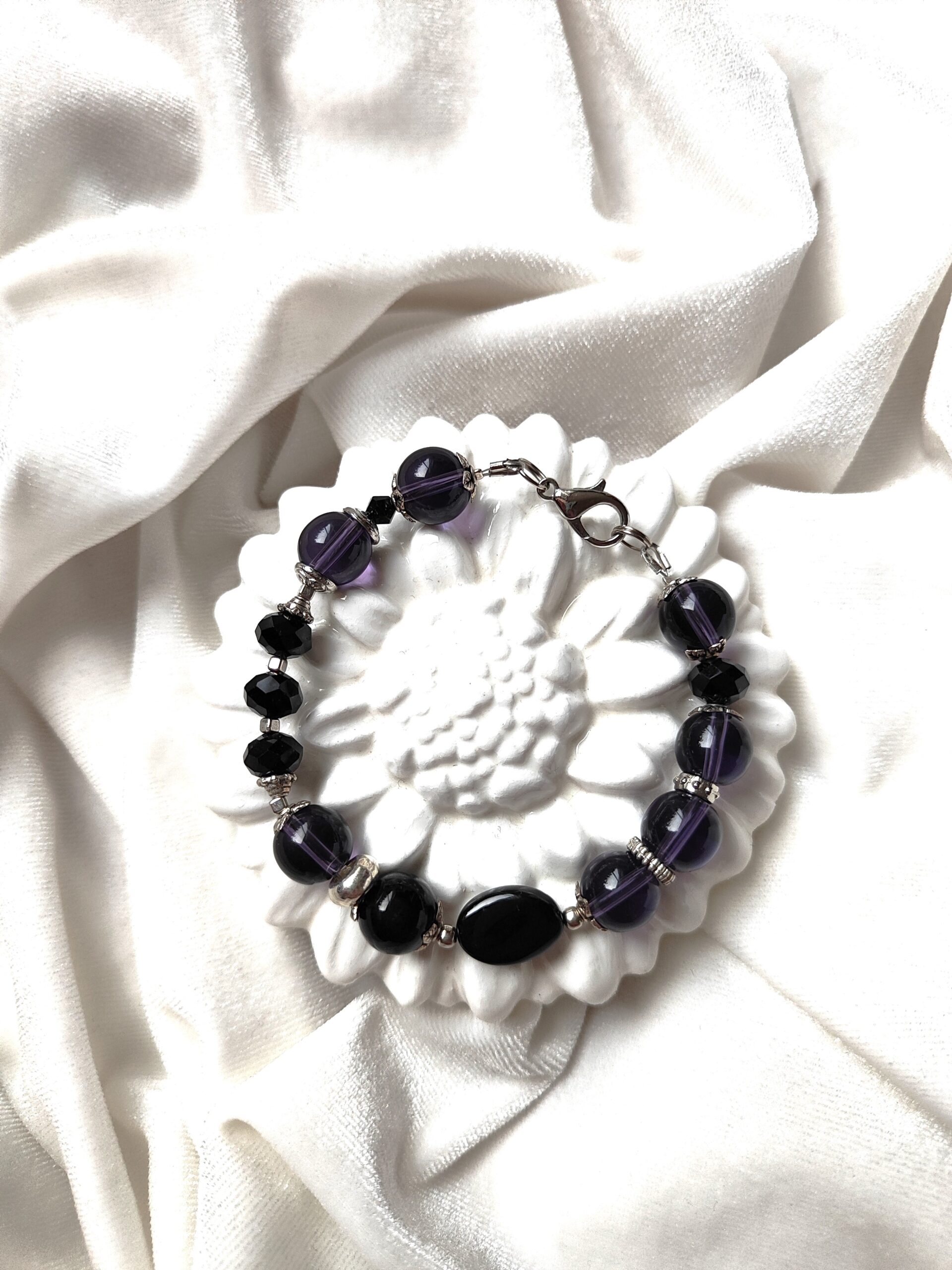 Violetinės ir juodos spalvos apyrankė