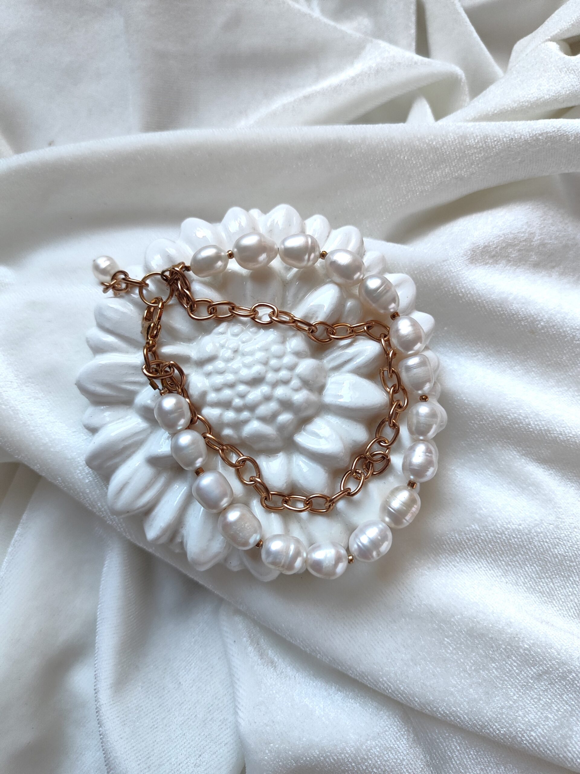 Perlų ir grandinėlės apyrankė