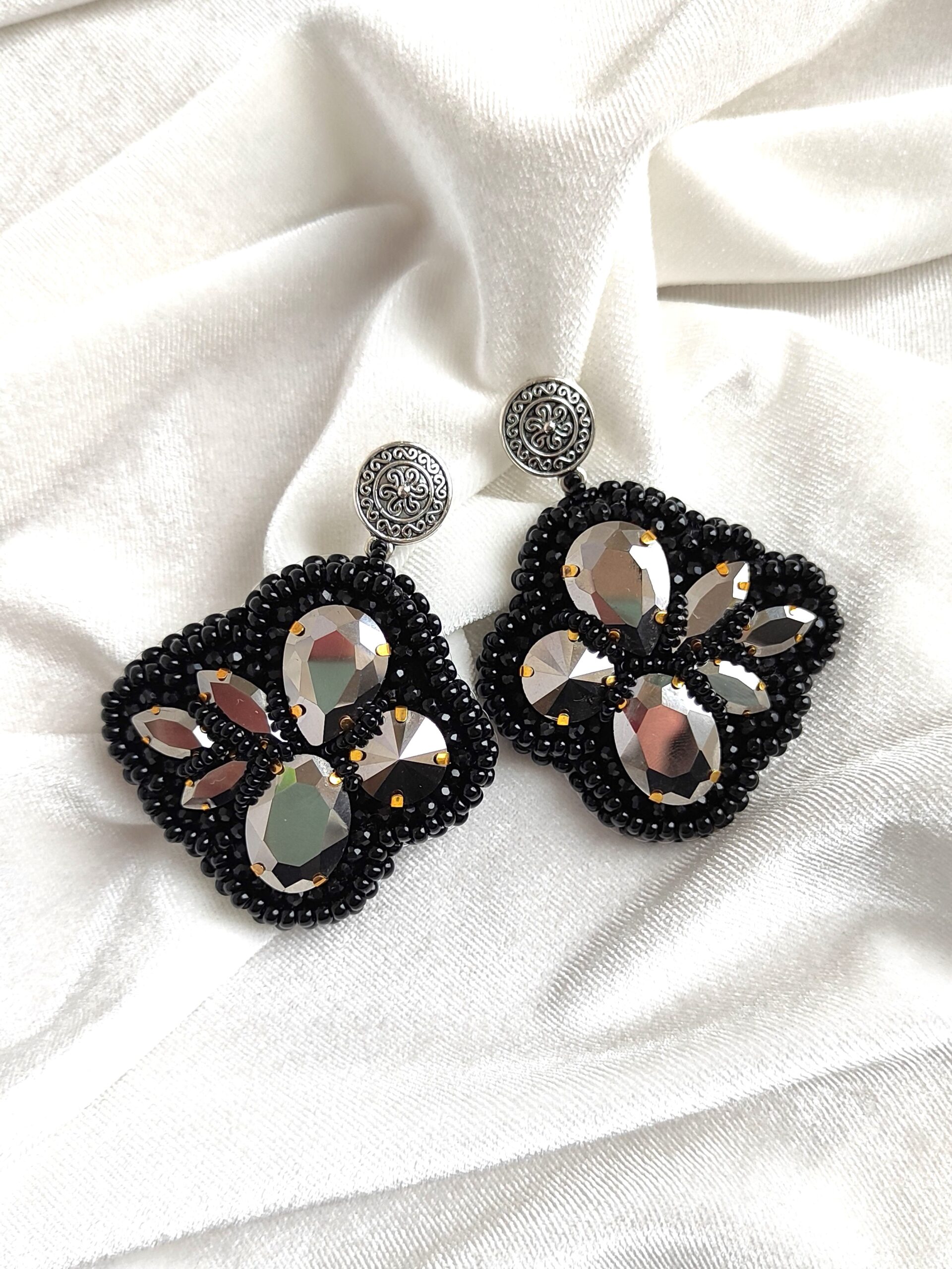 Rankų darbo auskarai