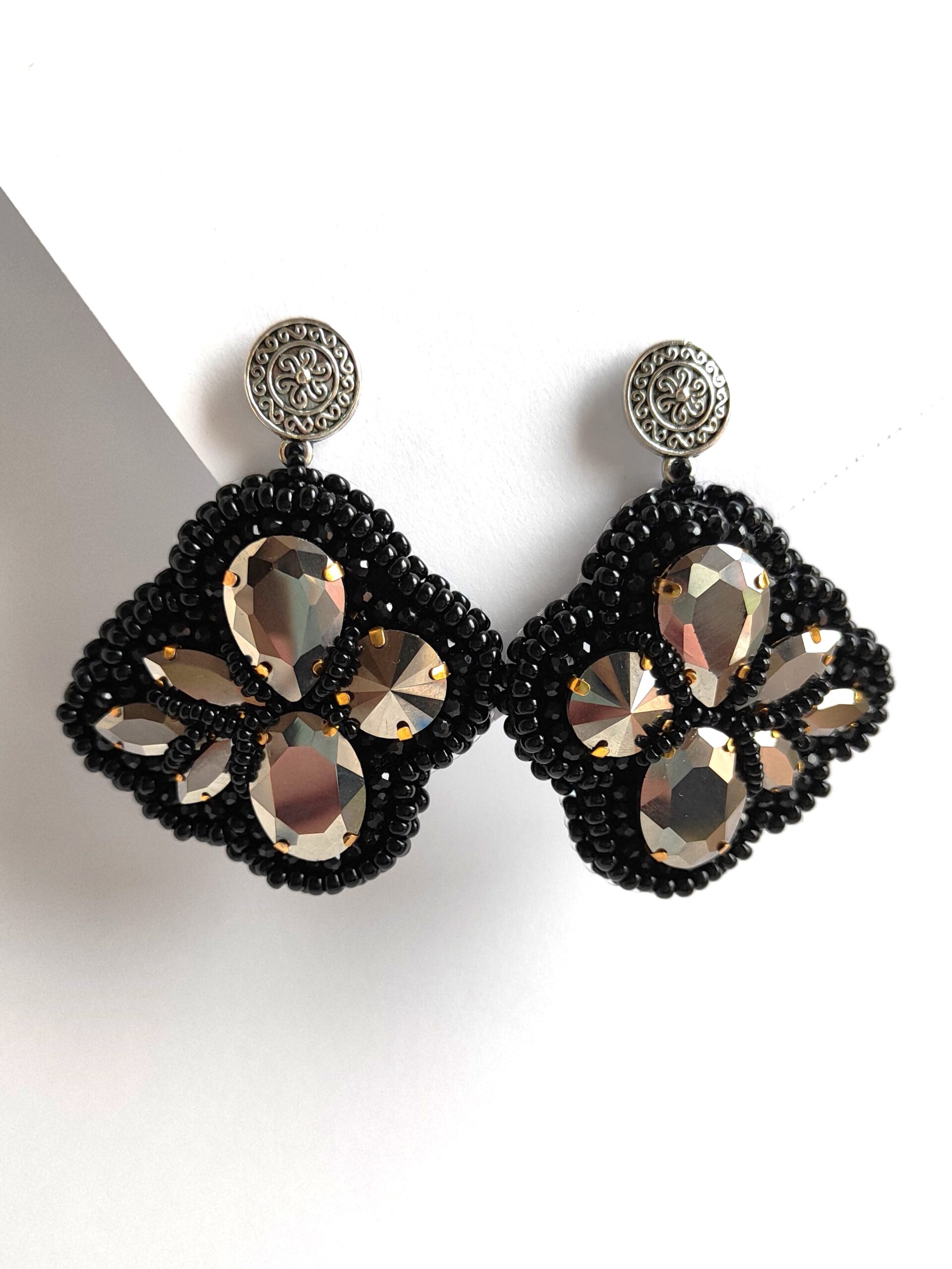 Rankų darbo auskarai