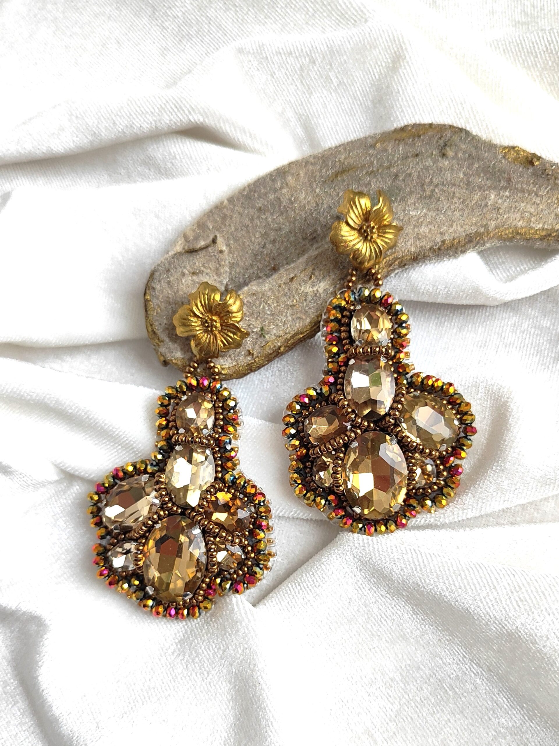 Prabangūs rankų darbo auskarai