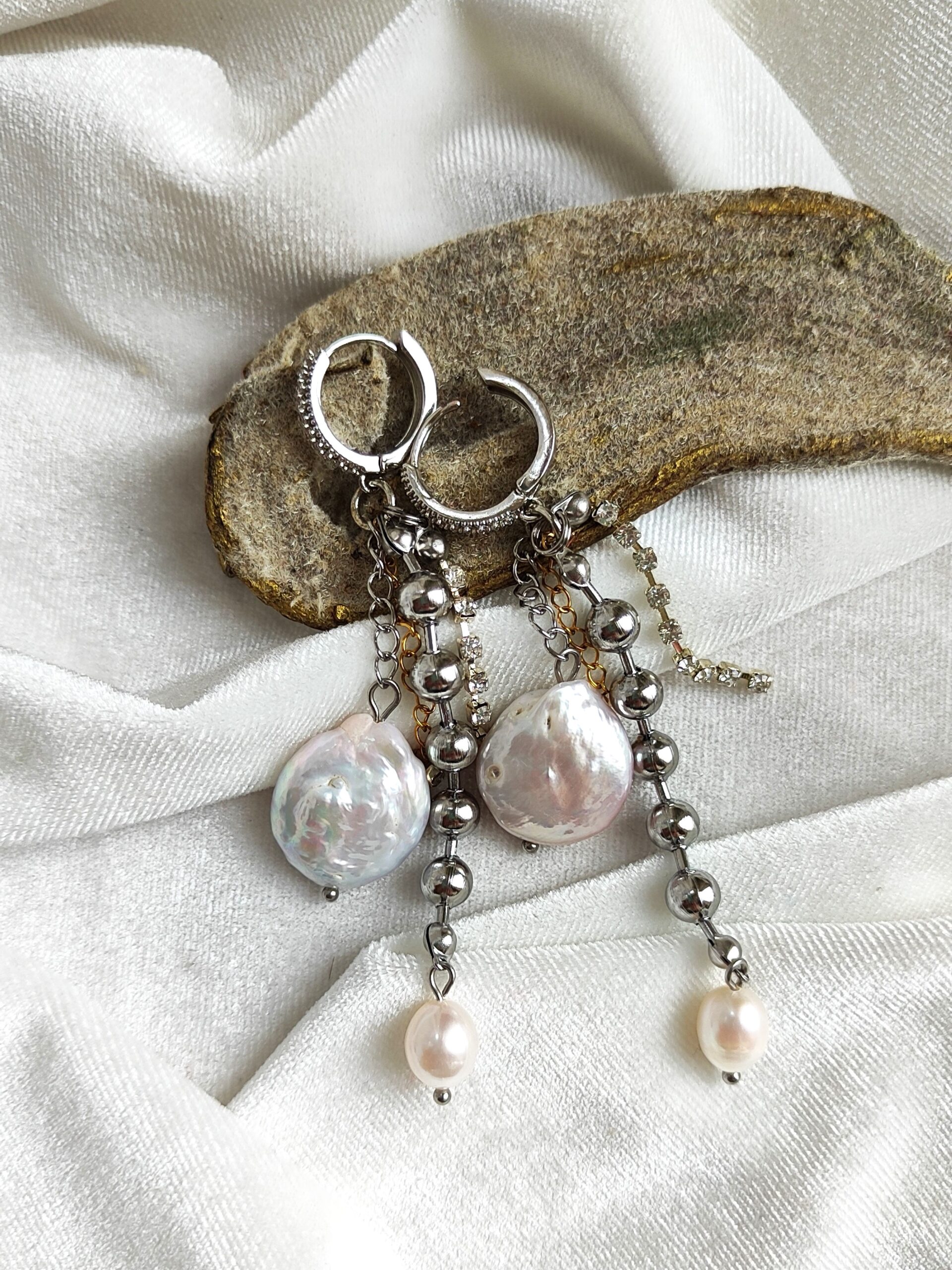 Puošnūs upinių perlų auskarai