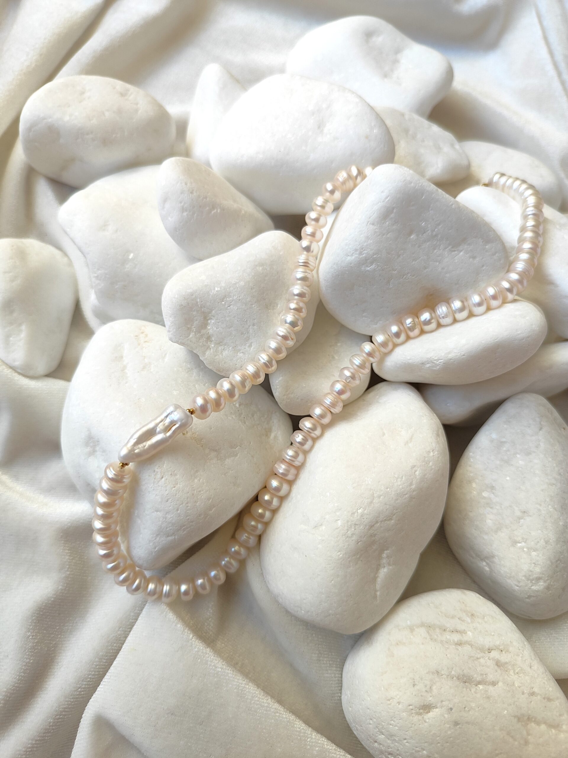 Stilingas upinių perlų vėrinys